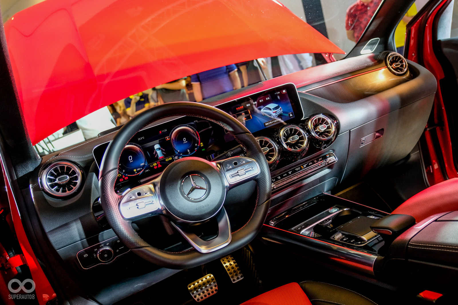 內裝略有差異，下圖為AMG-Line版本內裝