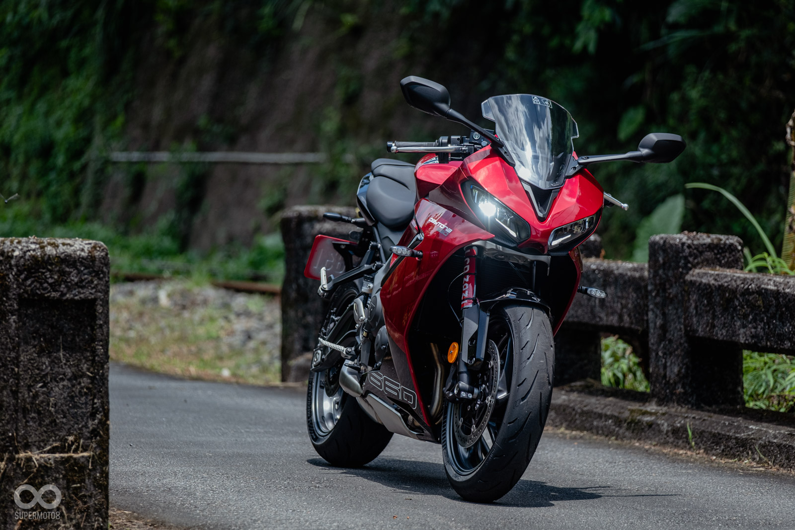 頭燈兩側均具有導光條點綴