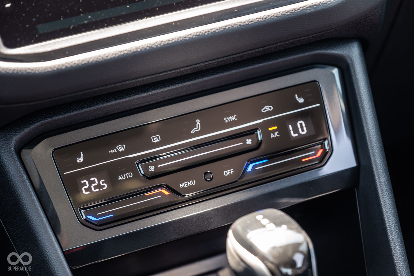 冷氣面板也升級為觸控設定,也可透過中央螢幕調整