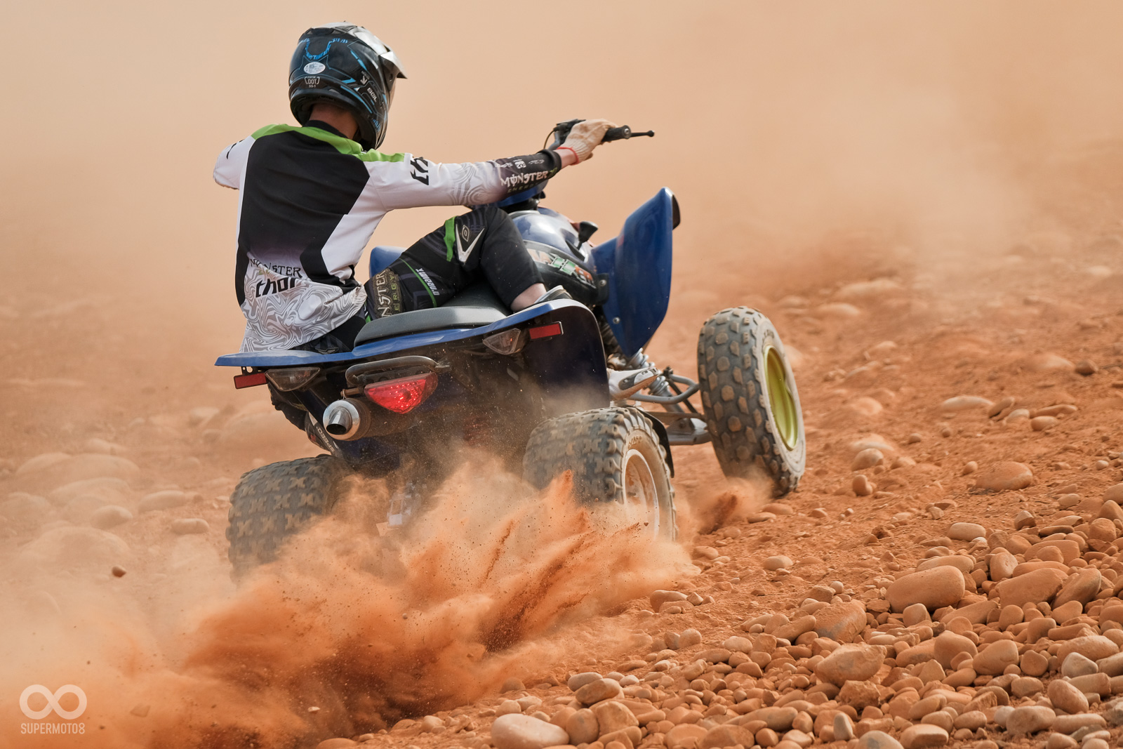 四輪噴土煙塵飛揚的感覺,雖然速度看來不快,但是緊張刺激的程度一點也不輸給其他賽事