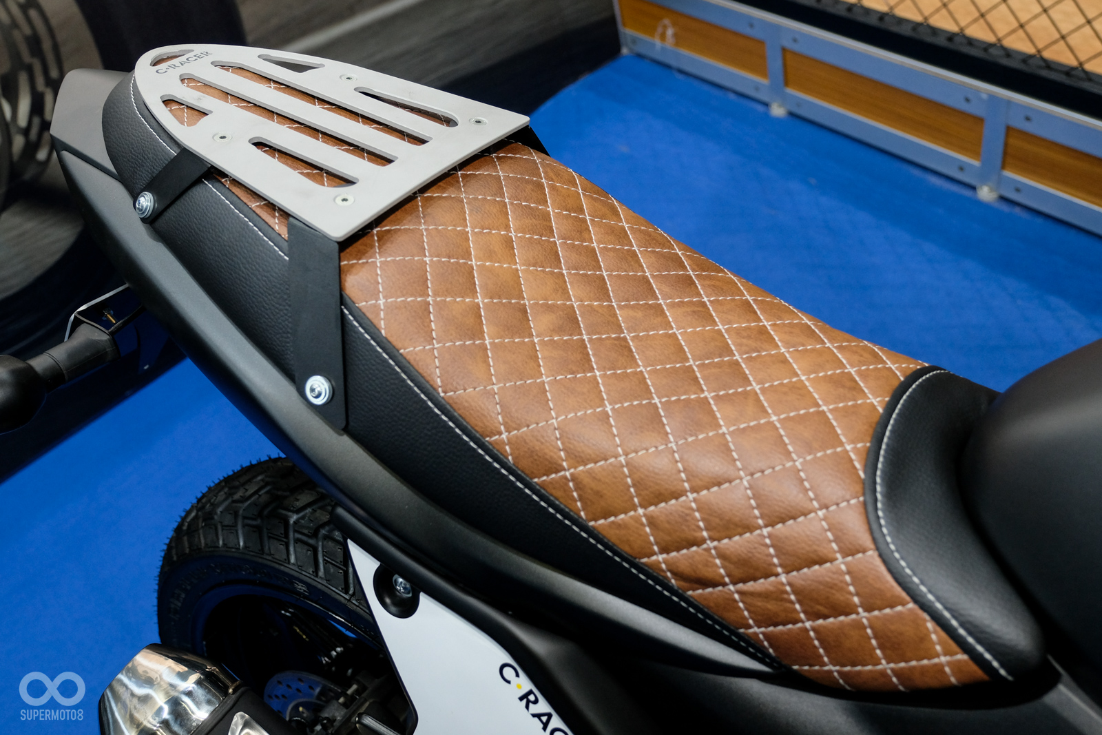 坐墊改以菱格紋呈現,並在後方加上了金屬貨架