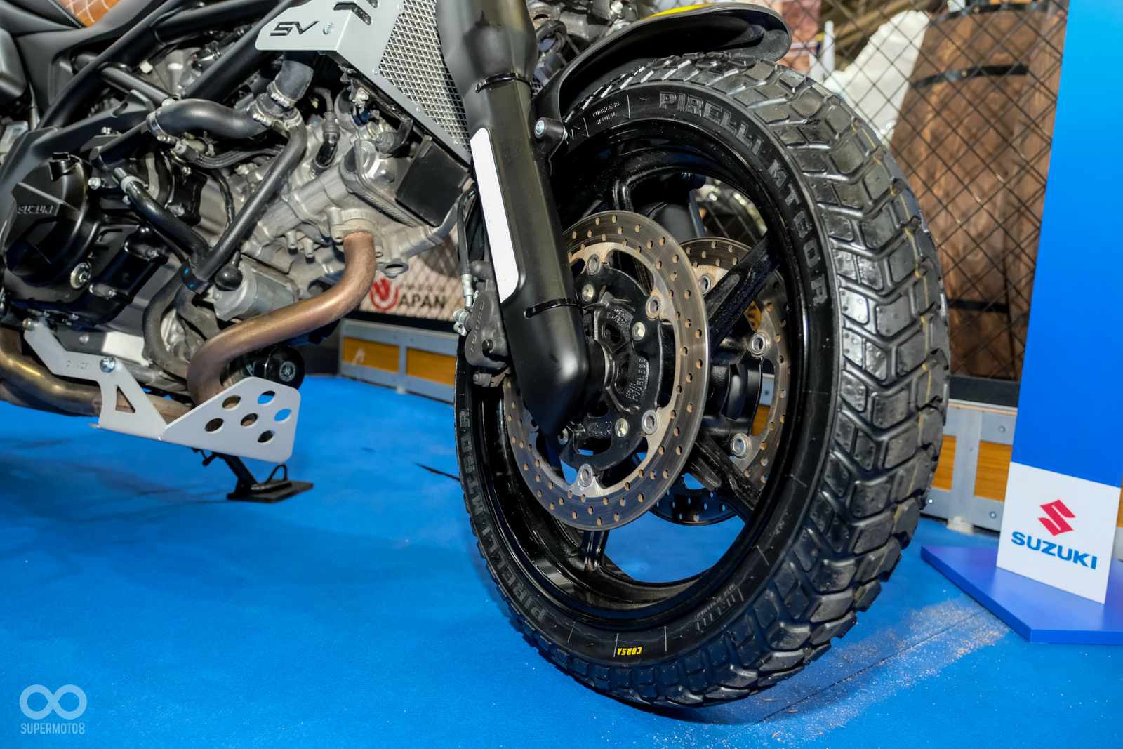 前、後輪皆換上PIRELLI的巧克力胎