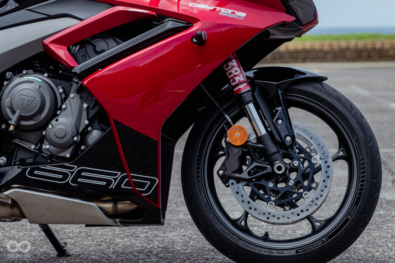 前方為Showa SFF-BP倒立式前叉，為不可調設定