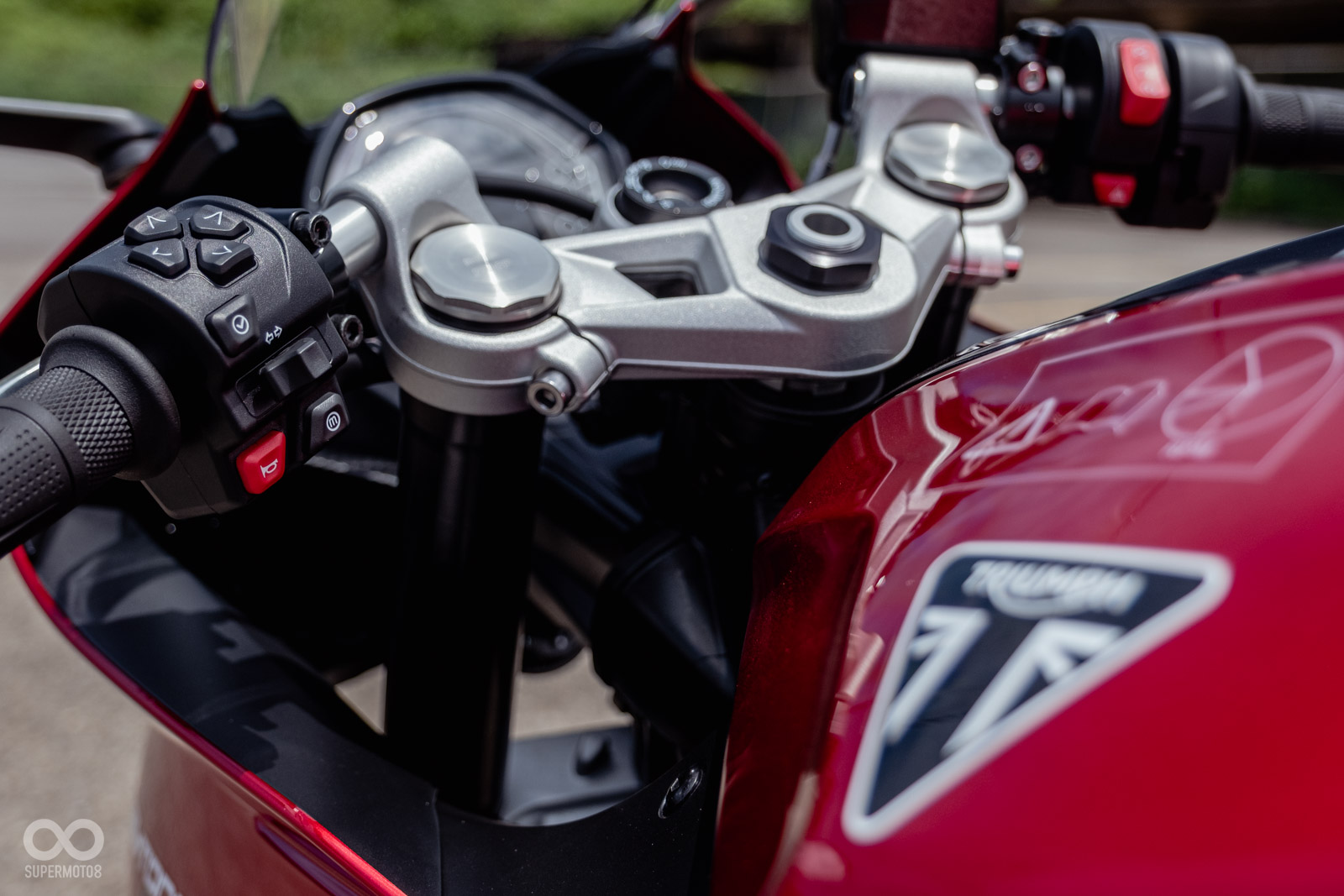 透過把手按鍵，可以快速控制儀表資訊，另外設有模式切換鈕，可以快速切換動力模式，相當加分