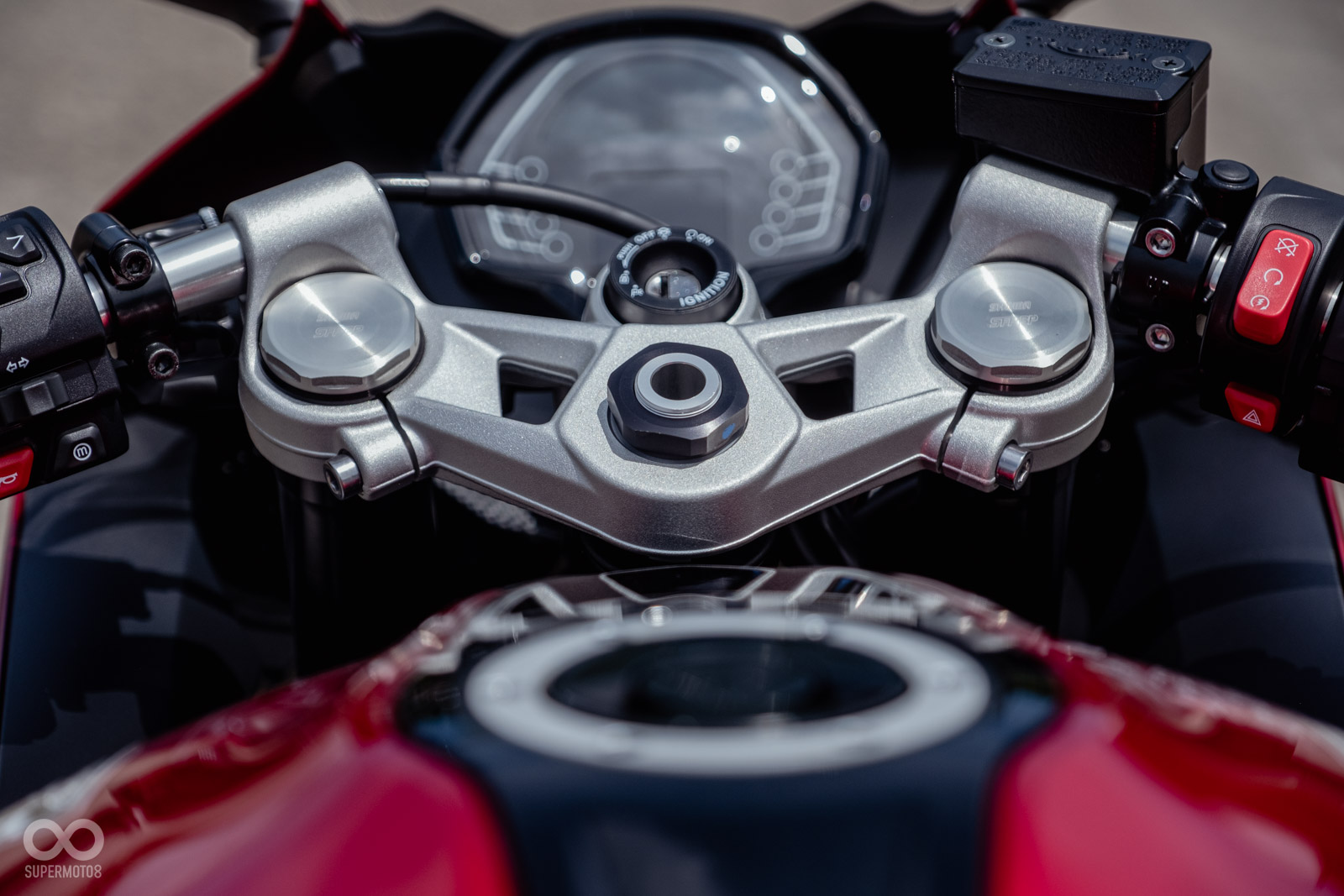 採用左右分離把，把手位置高於三角台換取舒適度，三角台的簍空質感相當優異