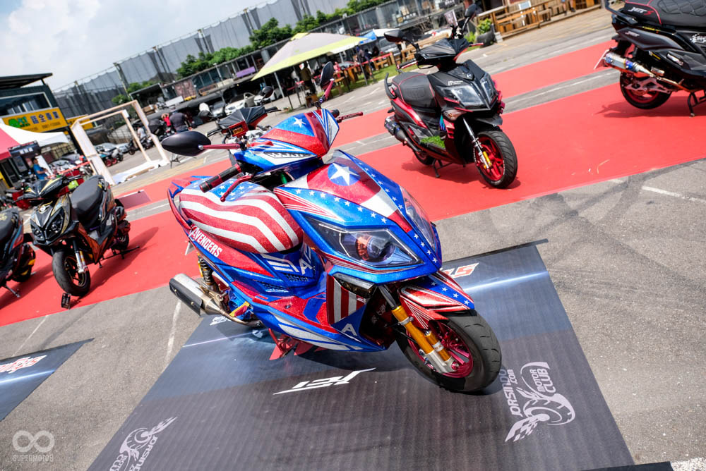 美國隊長彩繪也同樣吸睛,車主更是特別準備了一身美國隊長裝扮與愛車做搭配