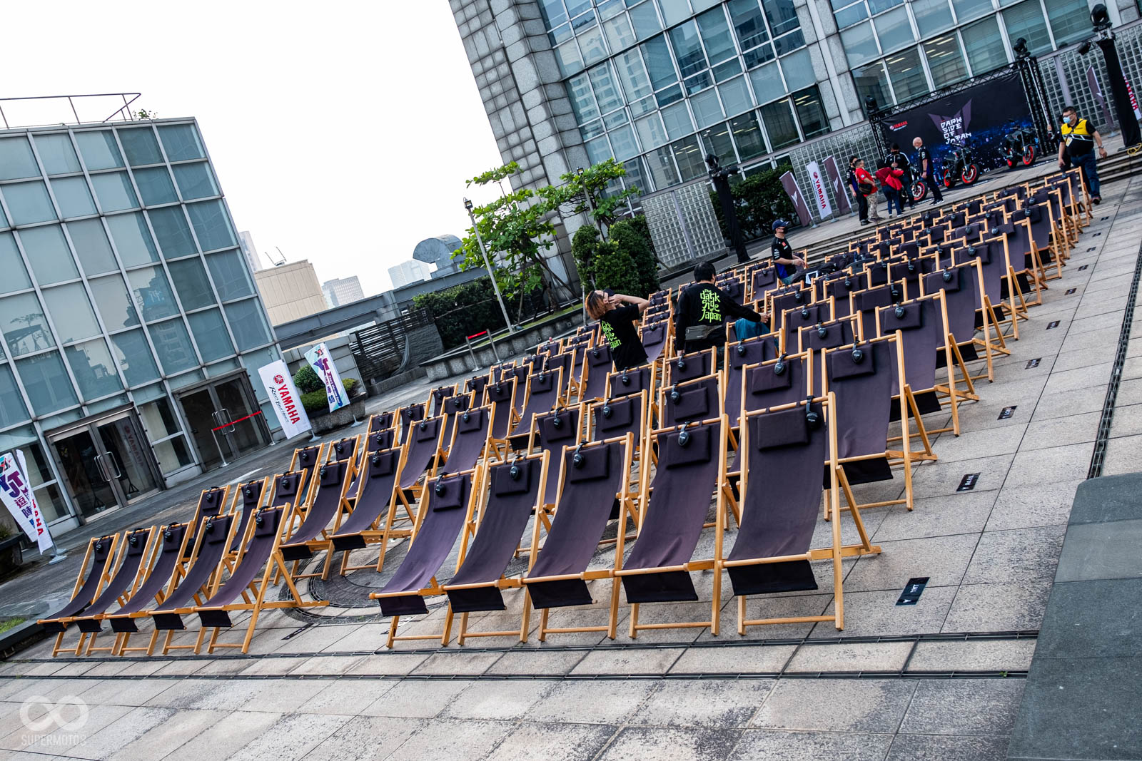 現場設置大量的躺椅以及藍牙耳機,讓車主能享受露天電影院