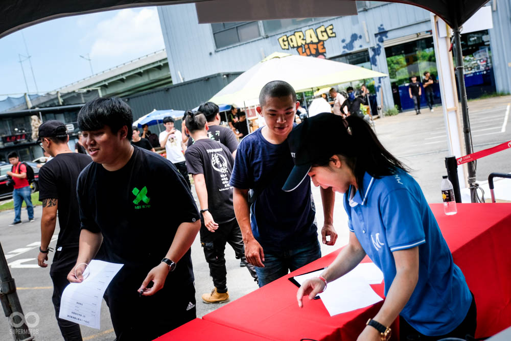 參賽車友簽到熱烈