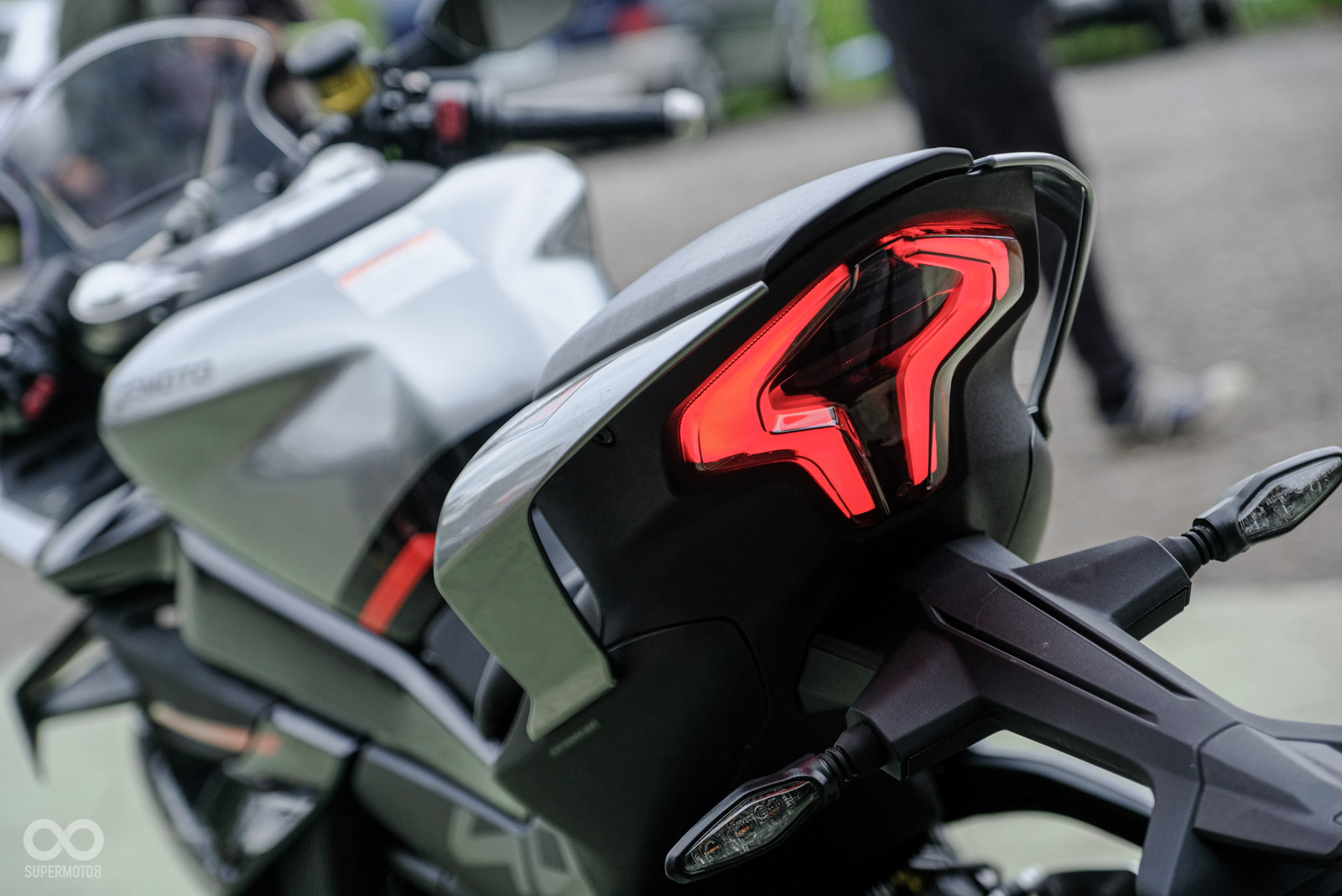 尾燈質感優異，車尾也有擾流簍空設計