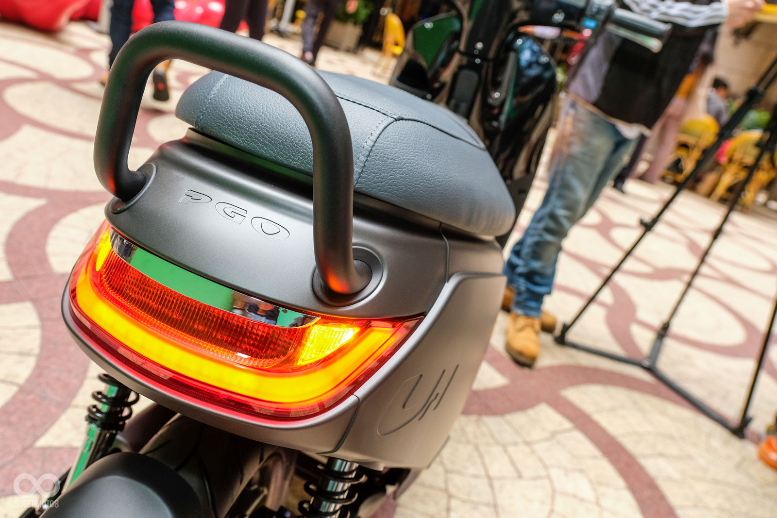 車尾燈同樣使用U型微笑LED設計，搭配上大扶手