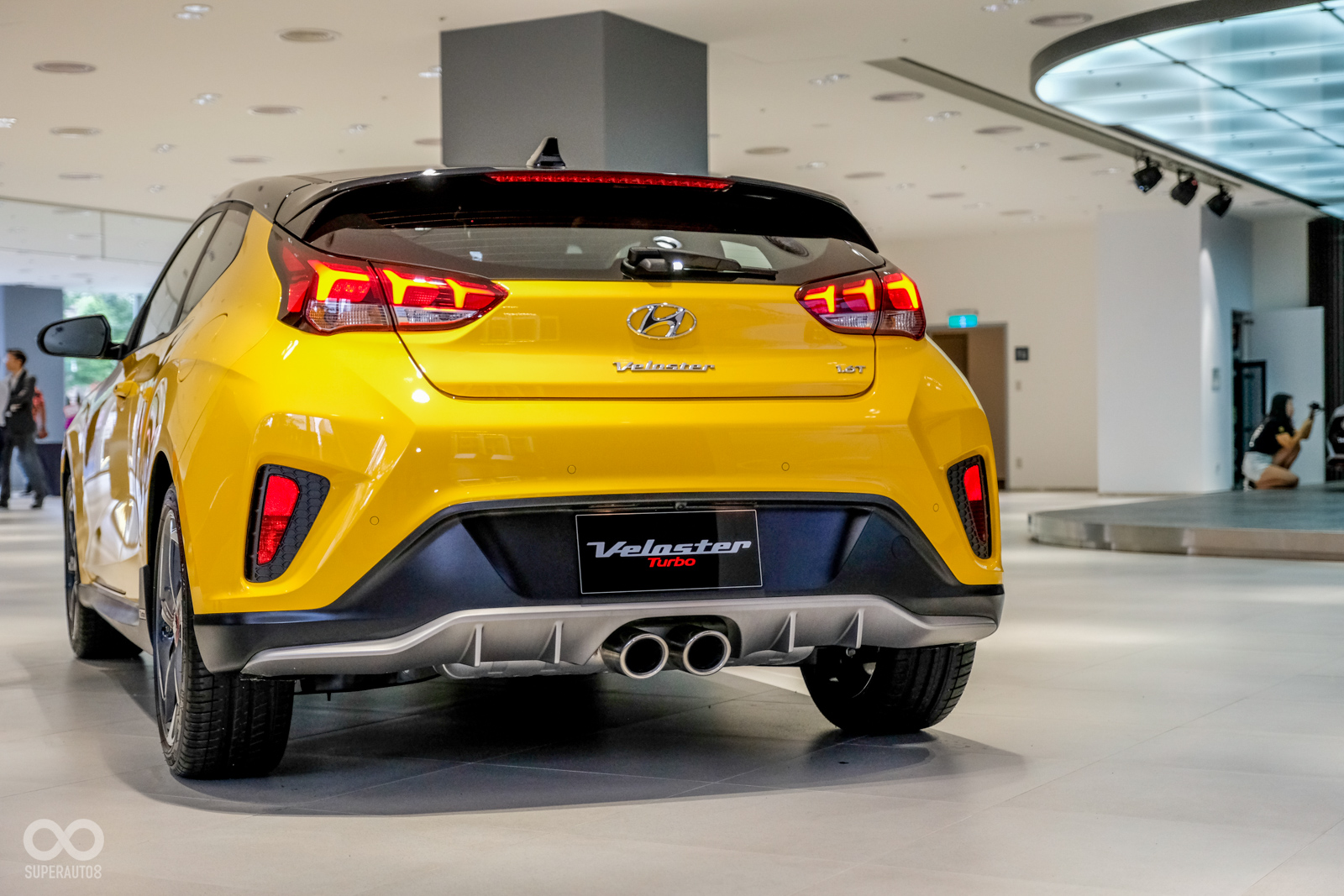 車尾具有顯眼的空力套件