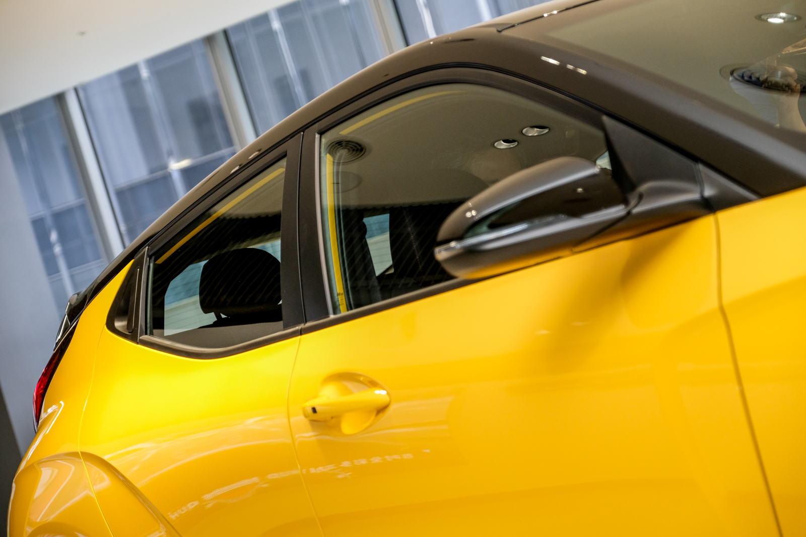 車體線條在B柱後明顯下斜