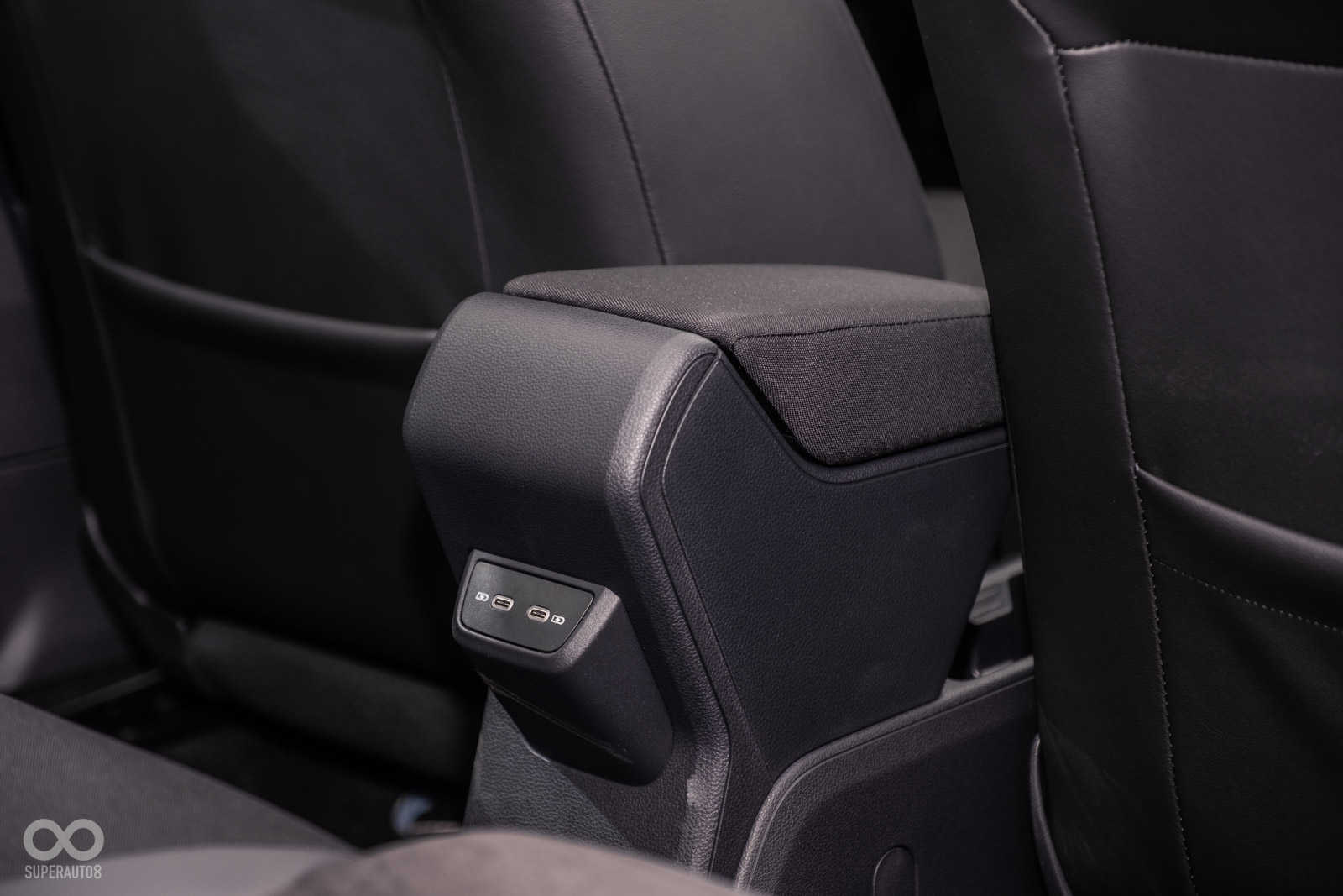 後座具有雙USB-C插孔