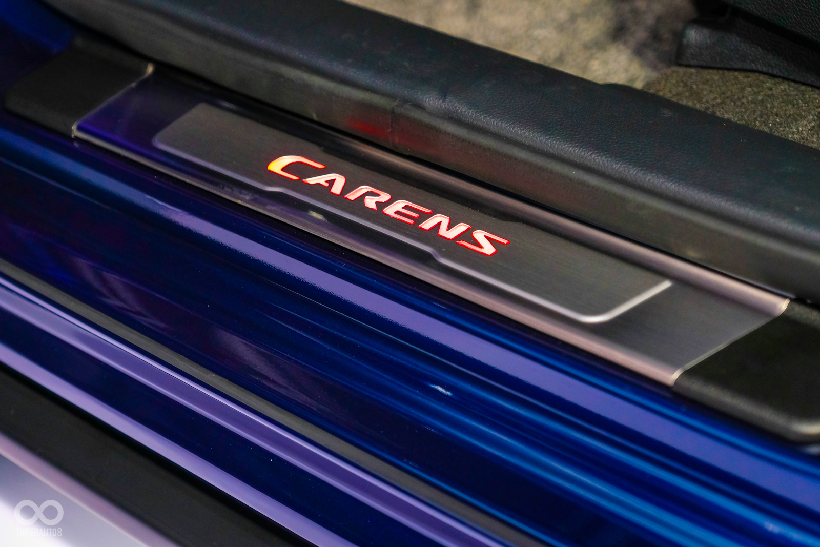 呼應外觀的運動風格，金屬迎賓飾版凸顯車室質感