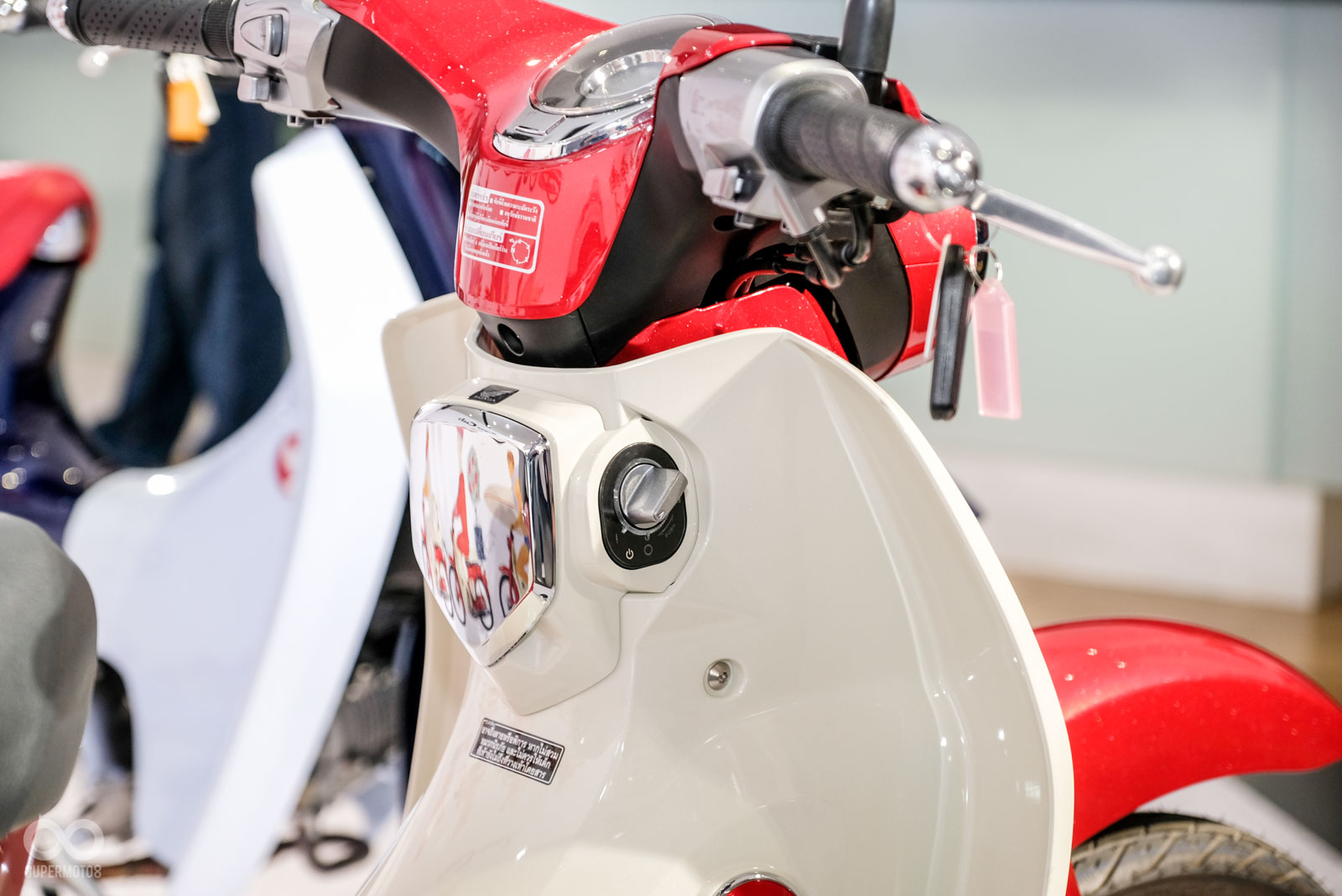 C125擁有數位指針混合儀表,並配有Keyless