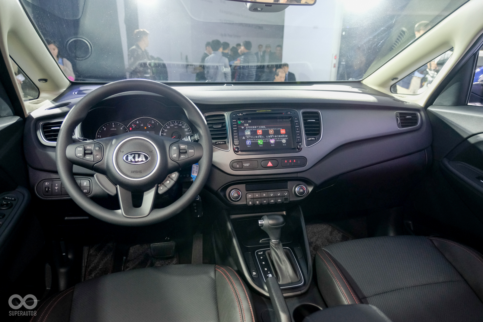 在內裝部分，雖沒有太大更動，但是Carens Go帥特仕款標配倒車顯示系統