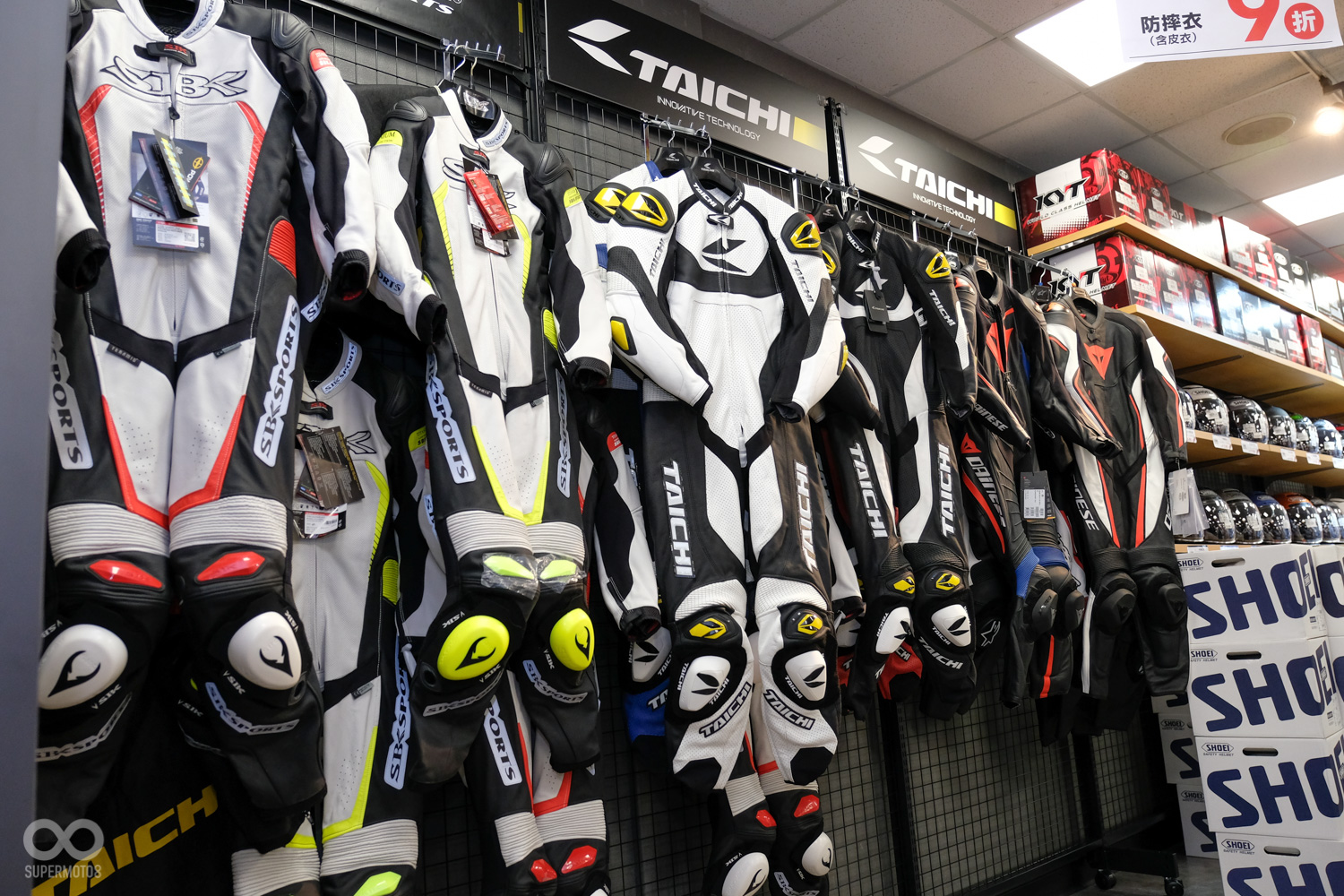 連身皮衣現場展出的數量雖然不多,但品牌的豐富度相當足夠,若有需要店家也能代為訂購