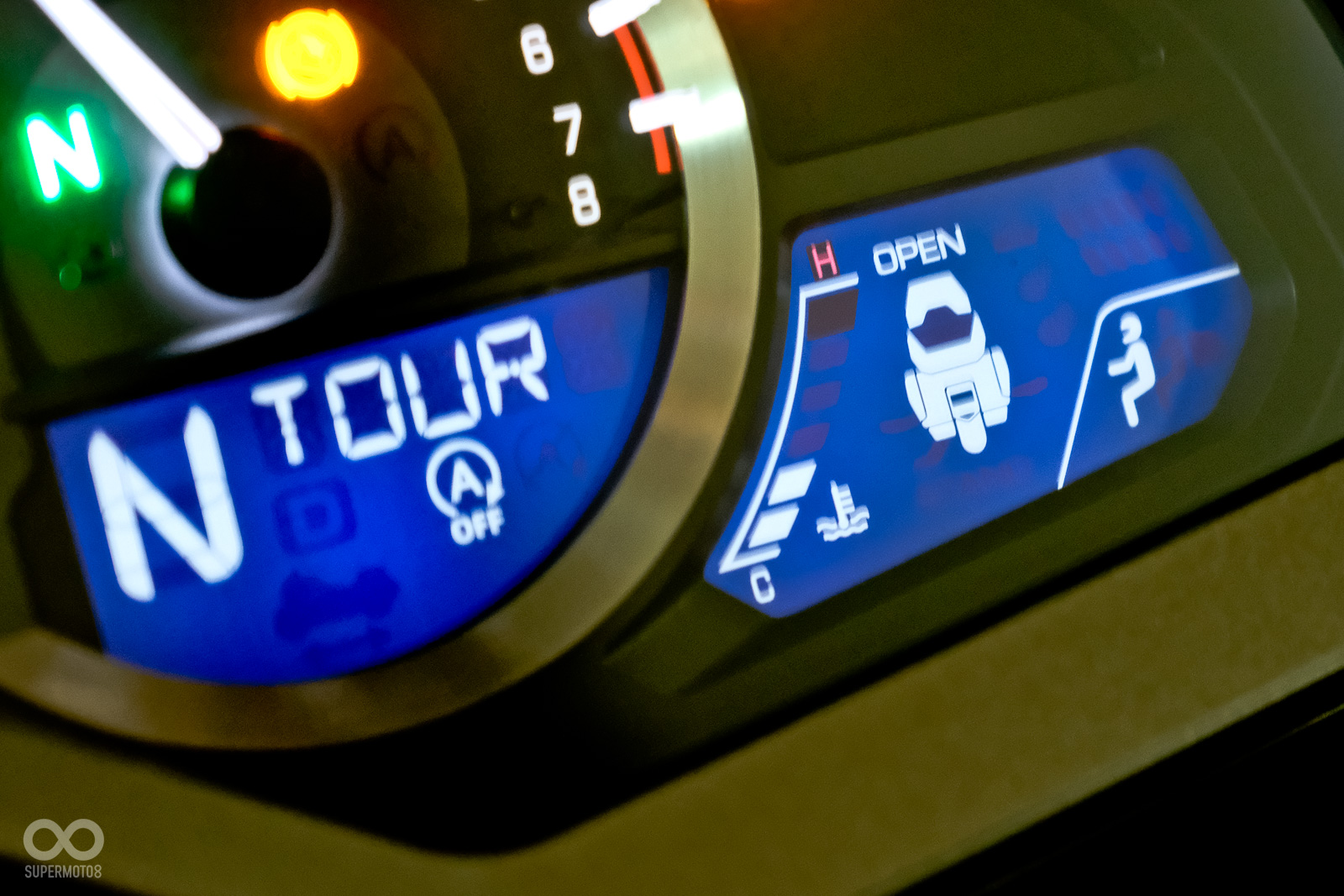 懸吊設定會顯示在儀表右下角，圖示淺顯易懂。一旁還有行李箱開啟警示燈