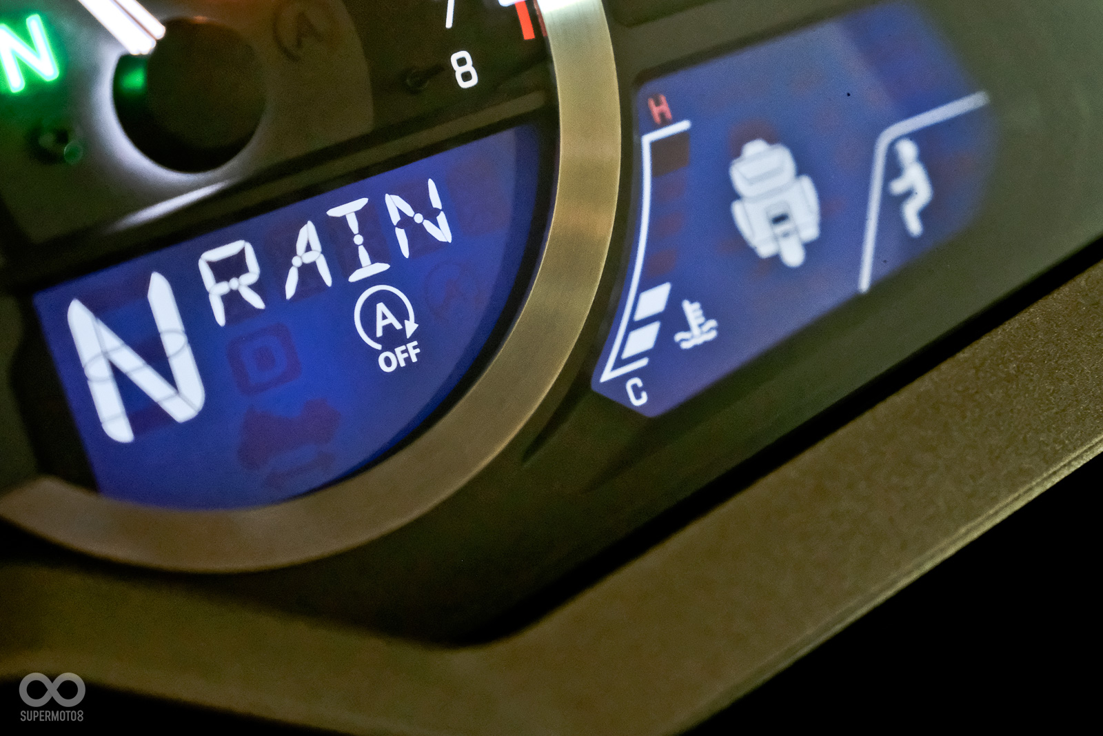 儀表右側則可以顯示車廂開啟狀態、懸吊狀況、動力模式