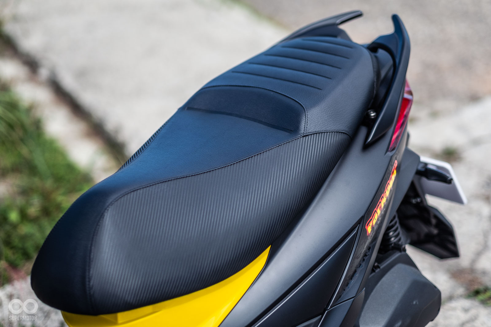 坐墊採用平整式設計,提供前後座良好的舒適性