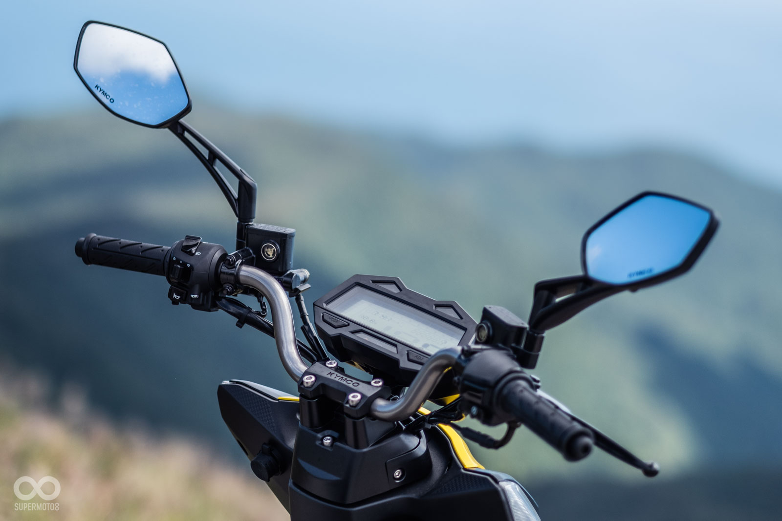 裸把幾乎是現在強調跨界越野速克達車型的標準配備