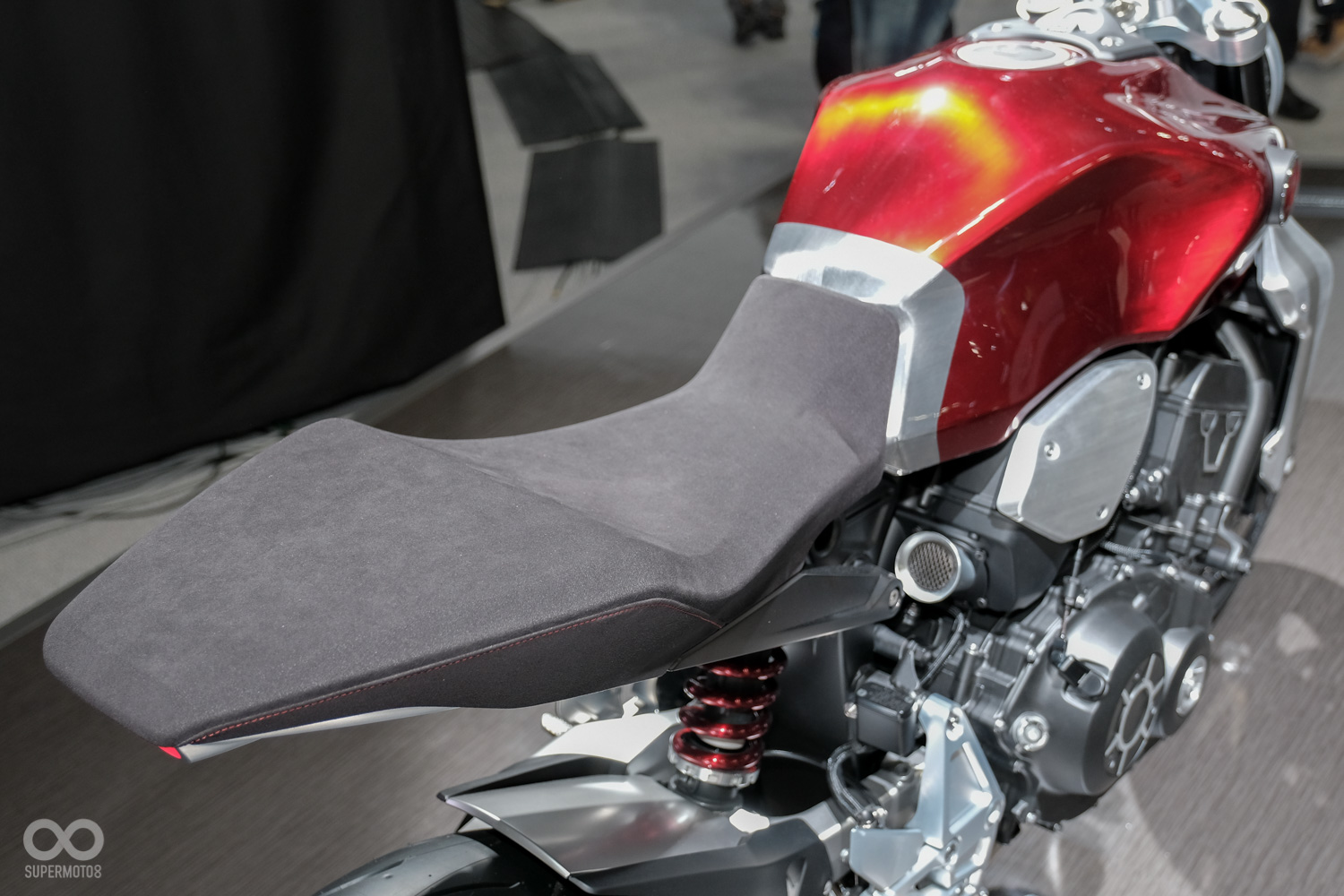 而麂皮的材質除了防滑,也讓強烈的性能味更加濃郁