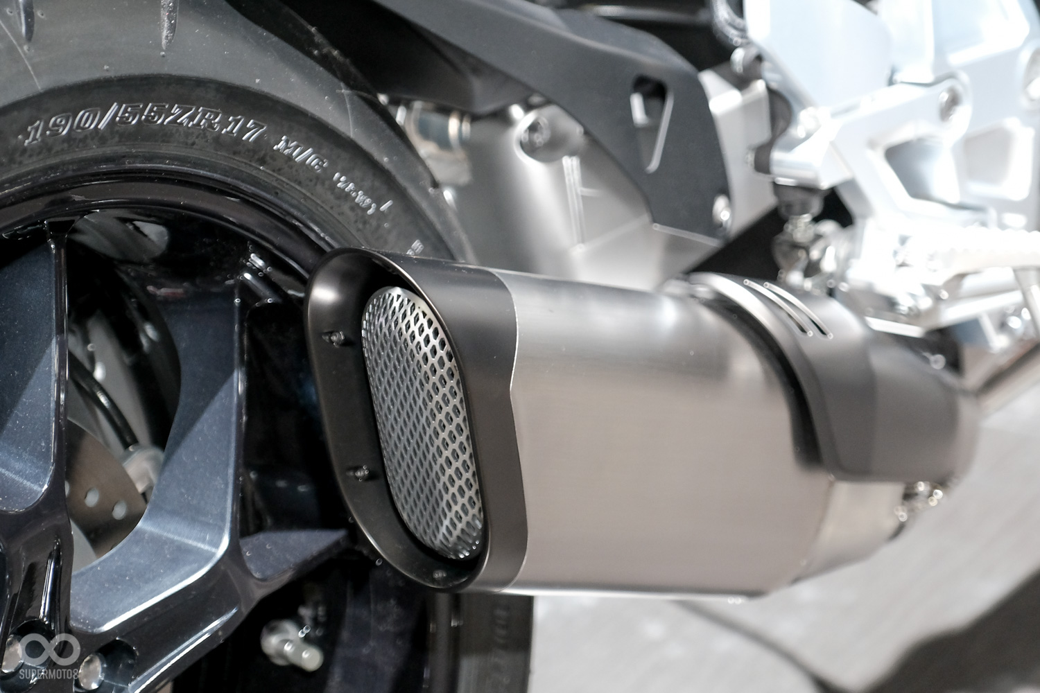 CB1000R招牌的單搖臂設計,加上短翹的尾管,兩相呼應下樹枝狀的後框清晰的顯露