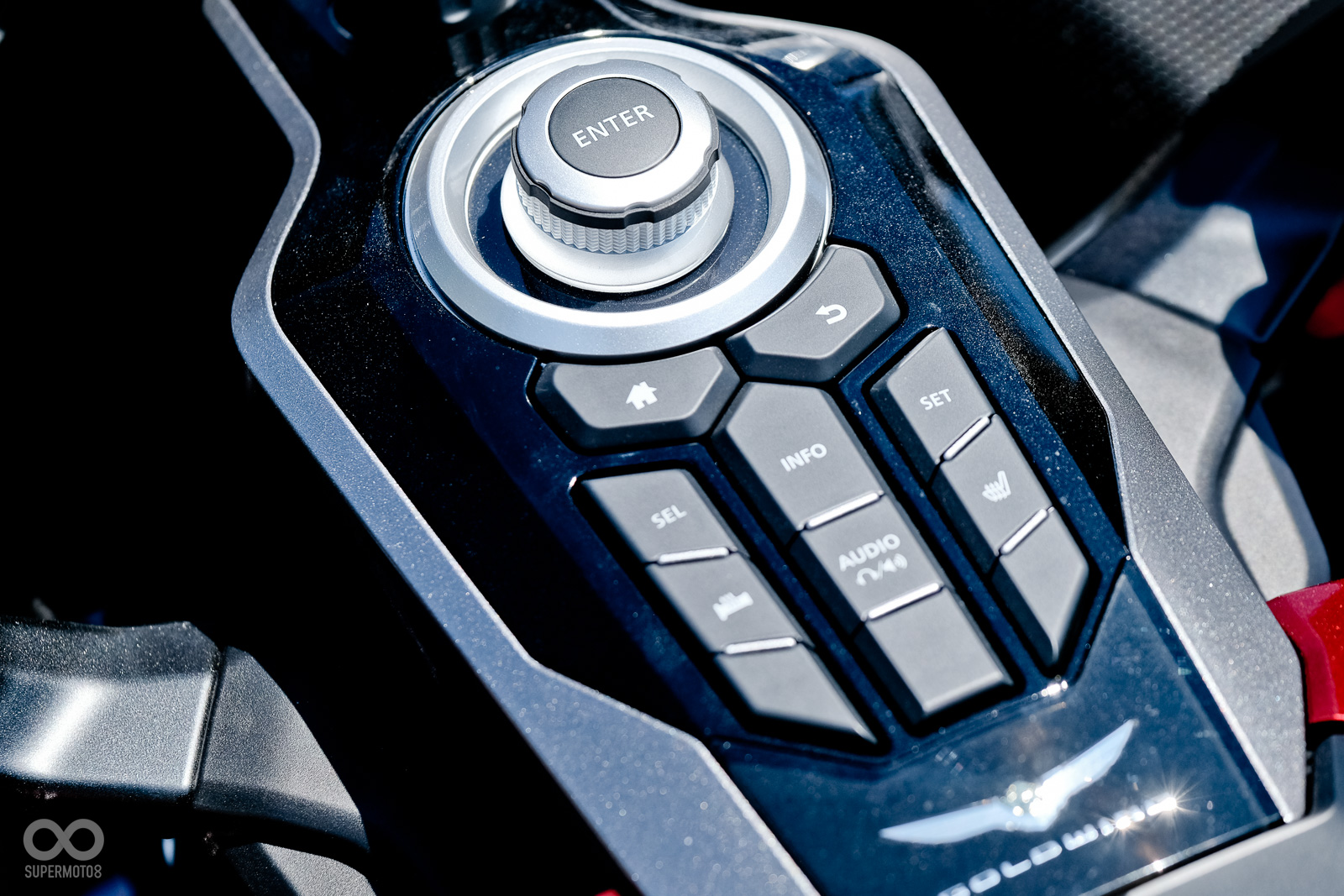 取消以往位在車輛左側的控制介面，改設在騎士前方，並有類似BMW iDrive系統的控制鍵旋鈕