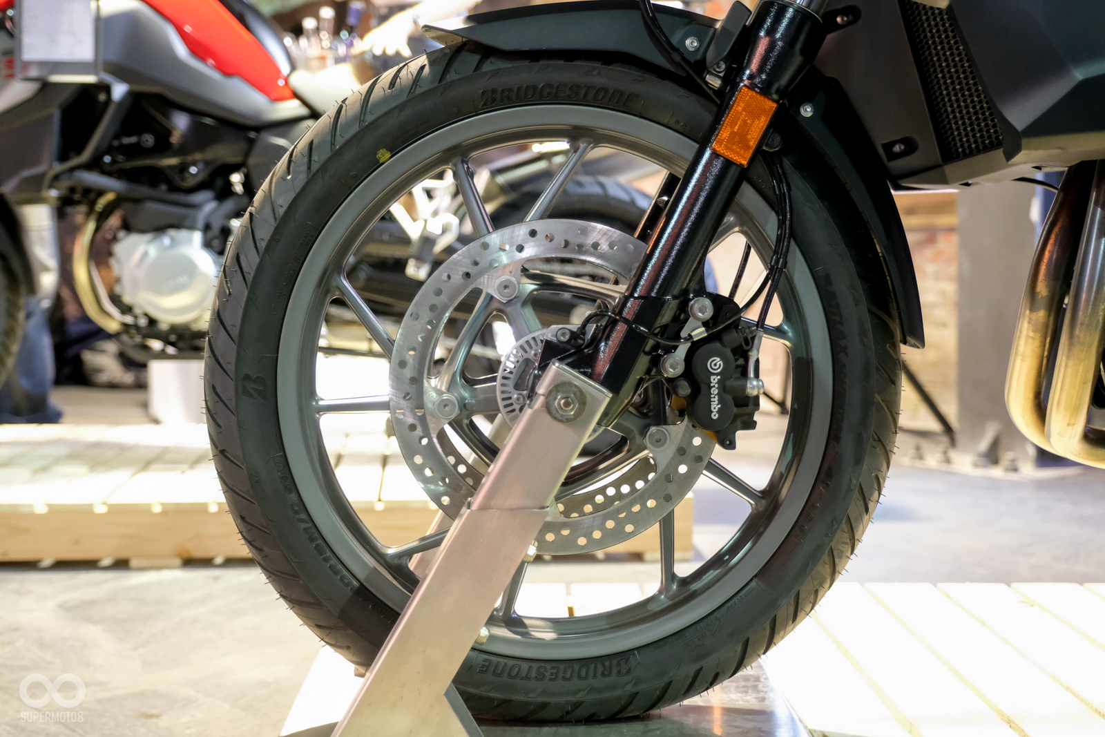 F 750 GS前19吋後17吋的輪胎配置,非常適合在市區的街道騎乘