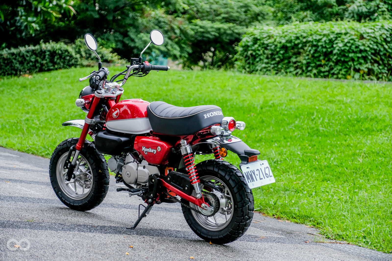 即便MONKEY 125尺碼加大,但在街上依舊小一號!