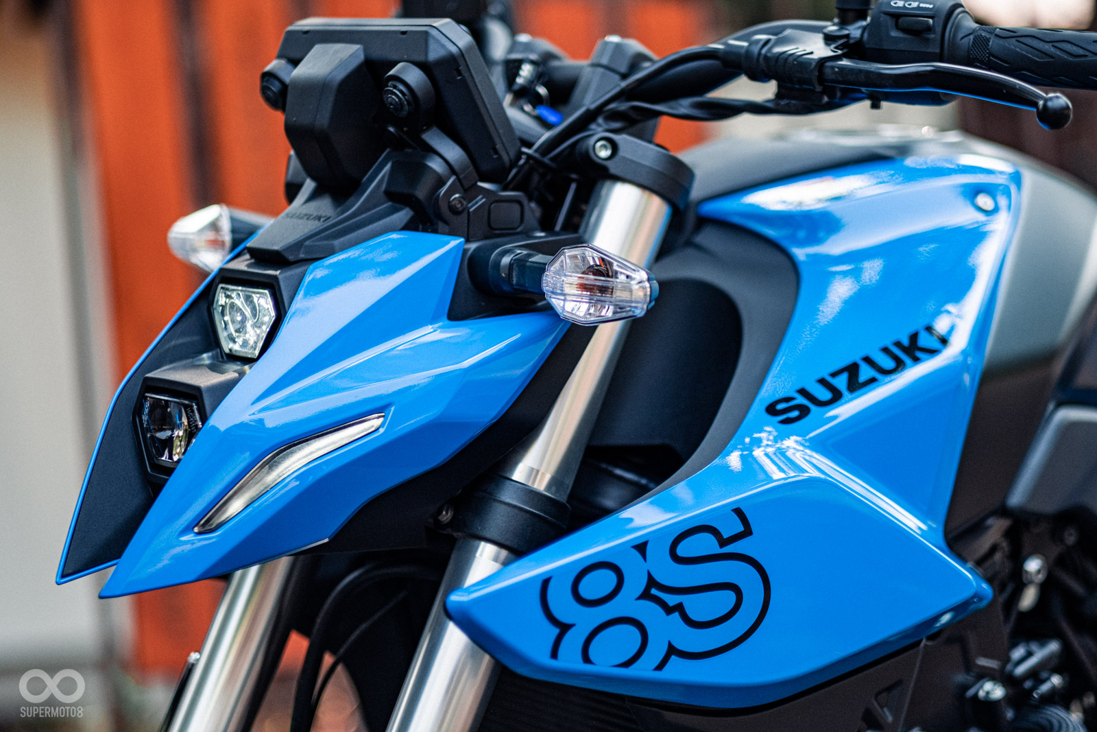 GSX-8S的車頭有如一對向前延伸,隨時準備補殺獵物的獠牙尖刀