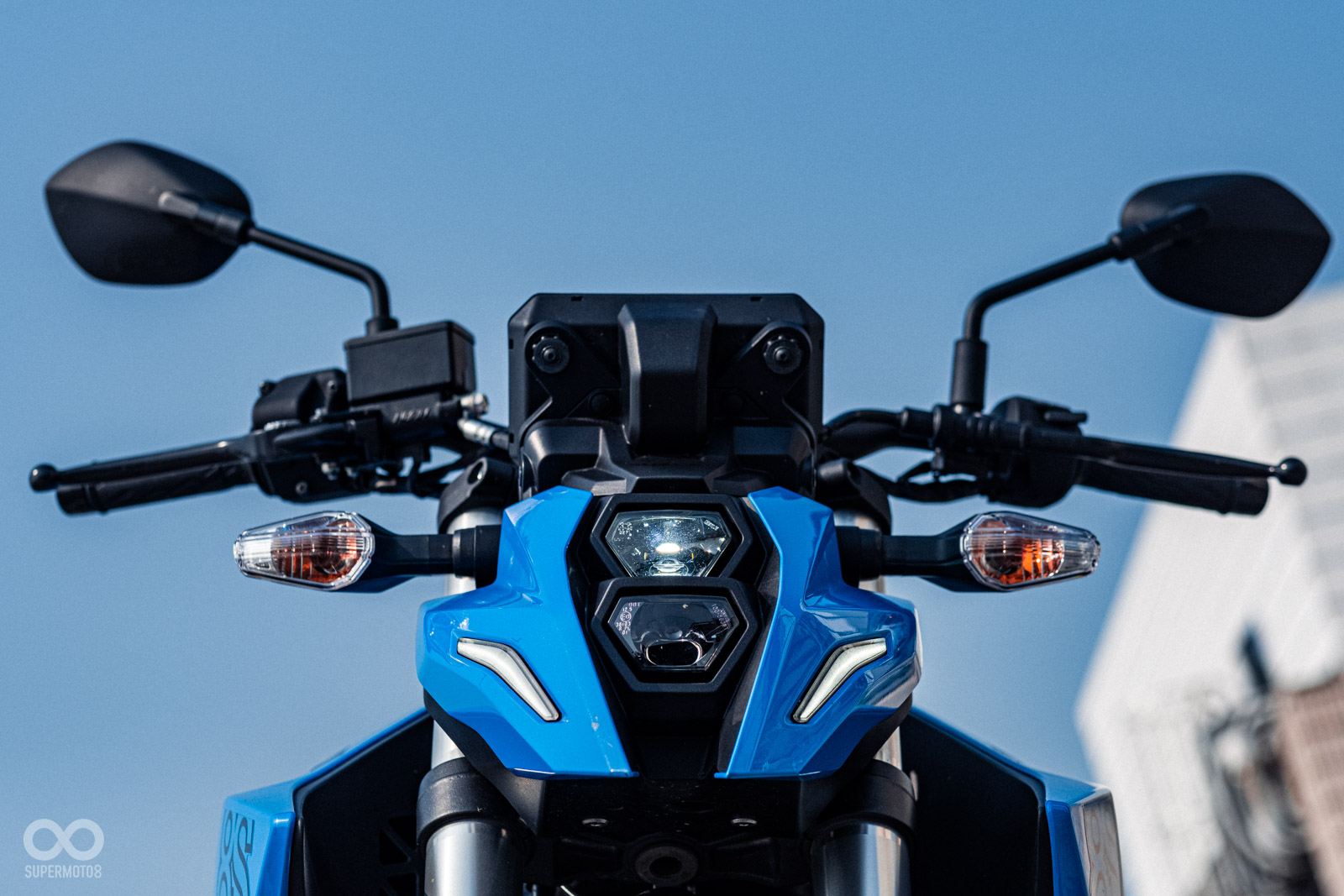 上下陣列的大燈看起來有種機器人的感覺