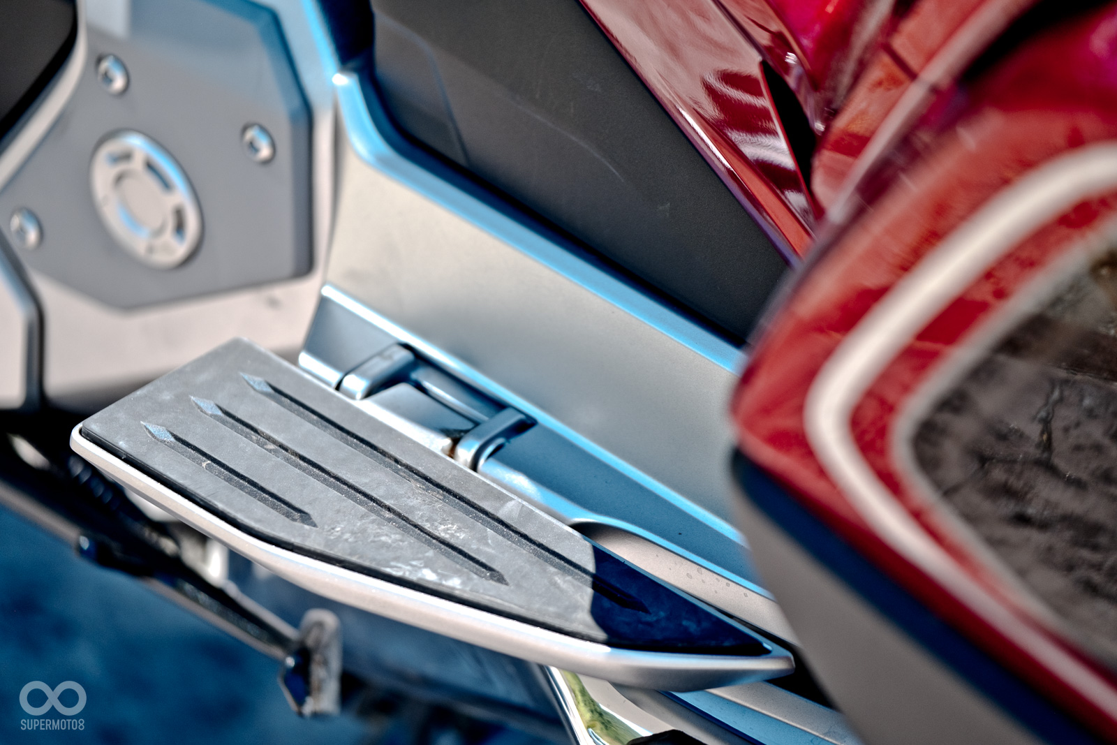 後座腳踏的面積相當驚人