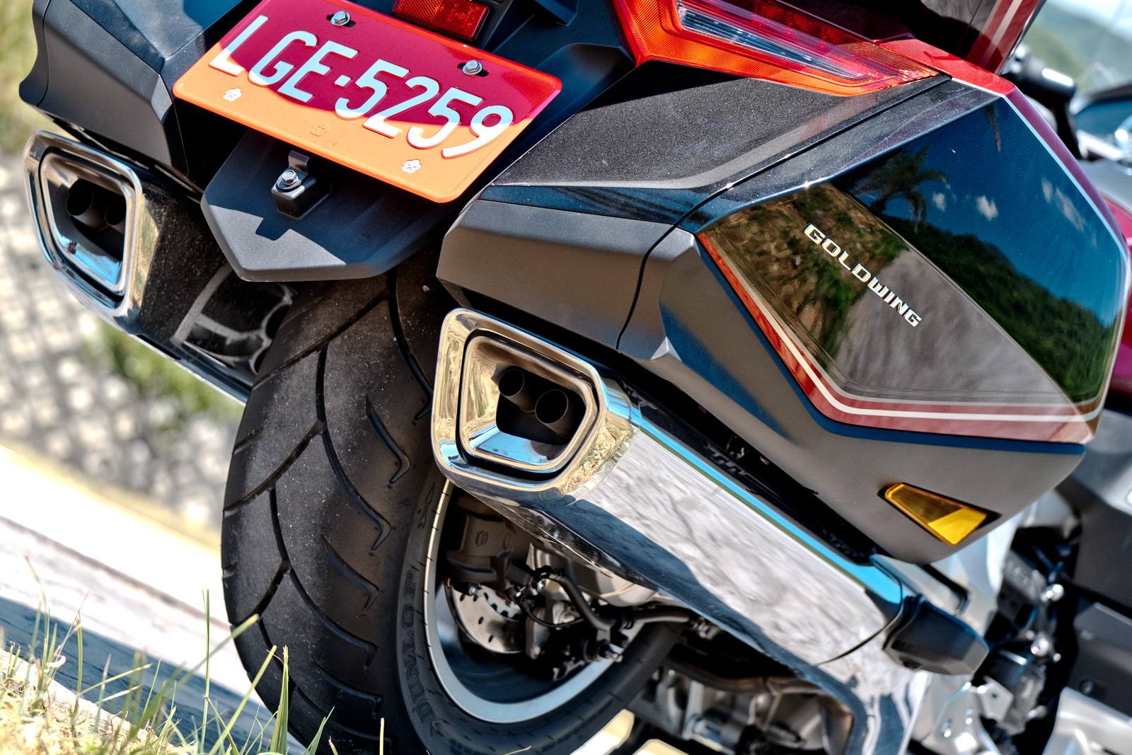 對應六缸引擎，排氣管雖然藏在置物箱下方，但是耀眼的金屬色澤讓人很難忽略它的存在