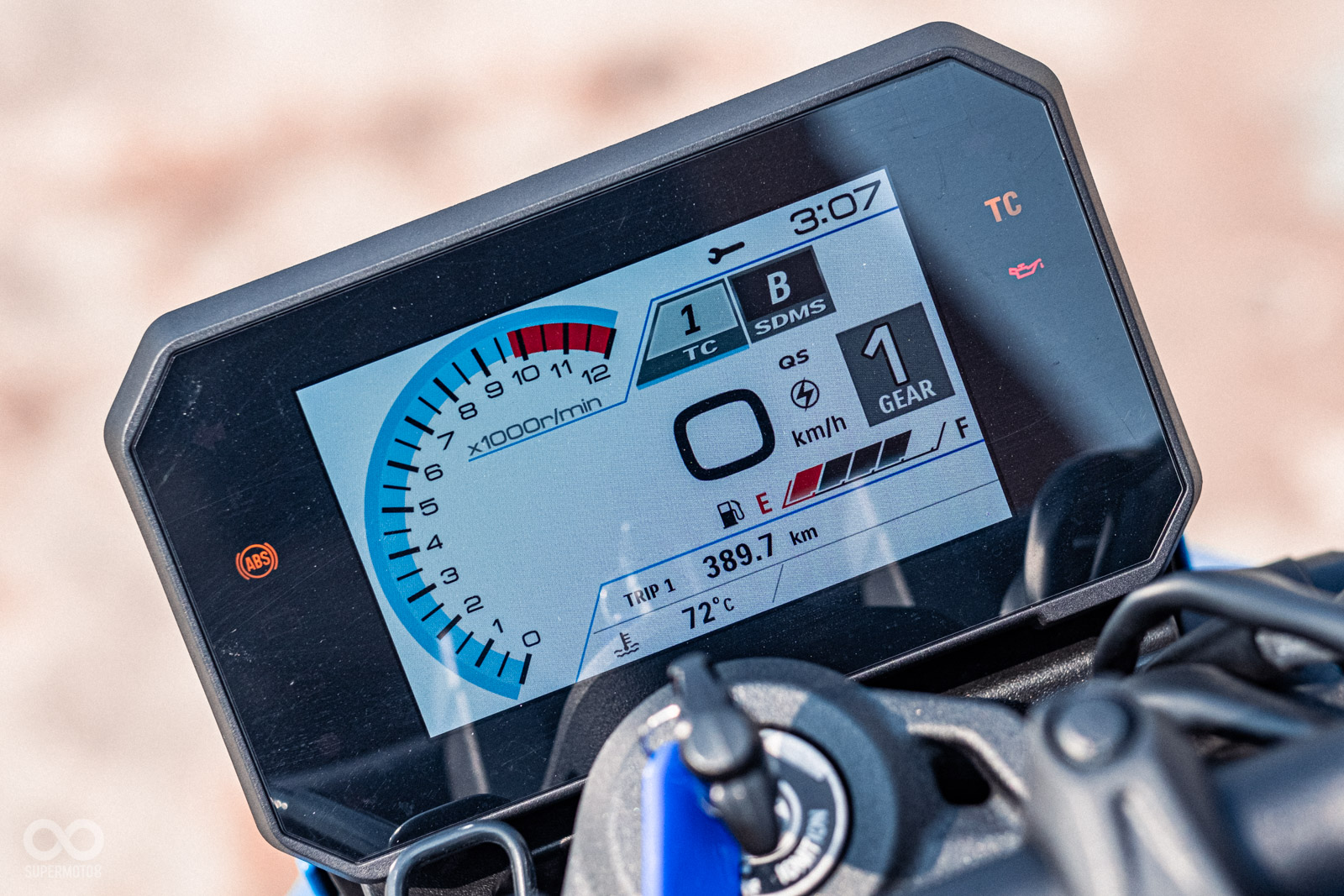 儀表顯示資訊在大太陽下依舊清晰,可惜沒有手機藍芽連線的功能