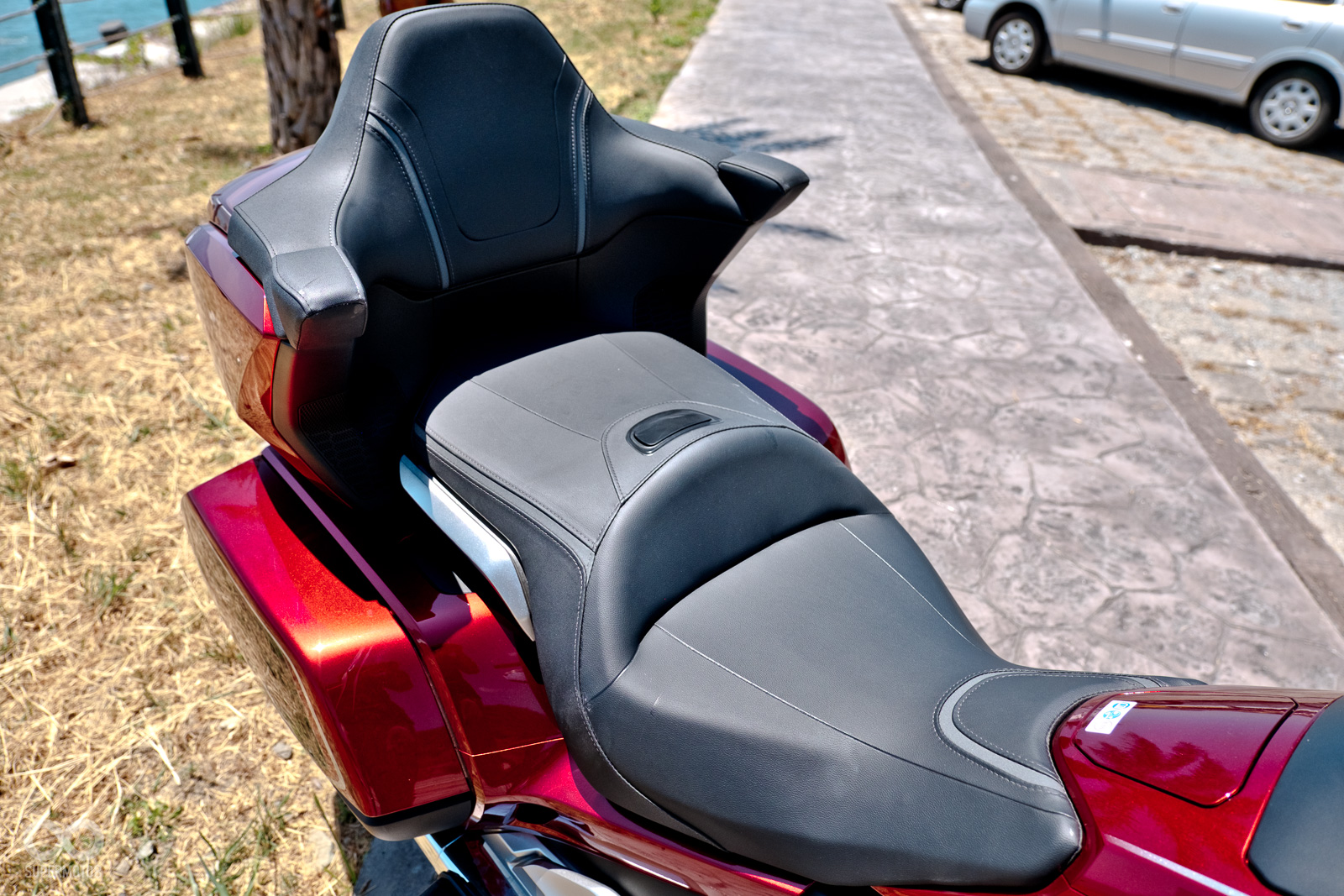 雖然坐墊體積略有縮水，但以摩托車來說GOLDWING的乘坐表現可說是機車界的商務艙