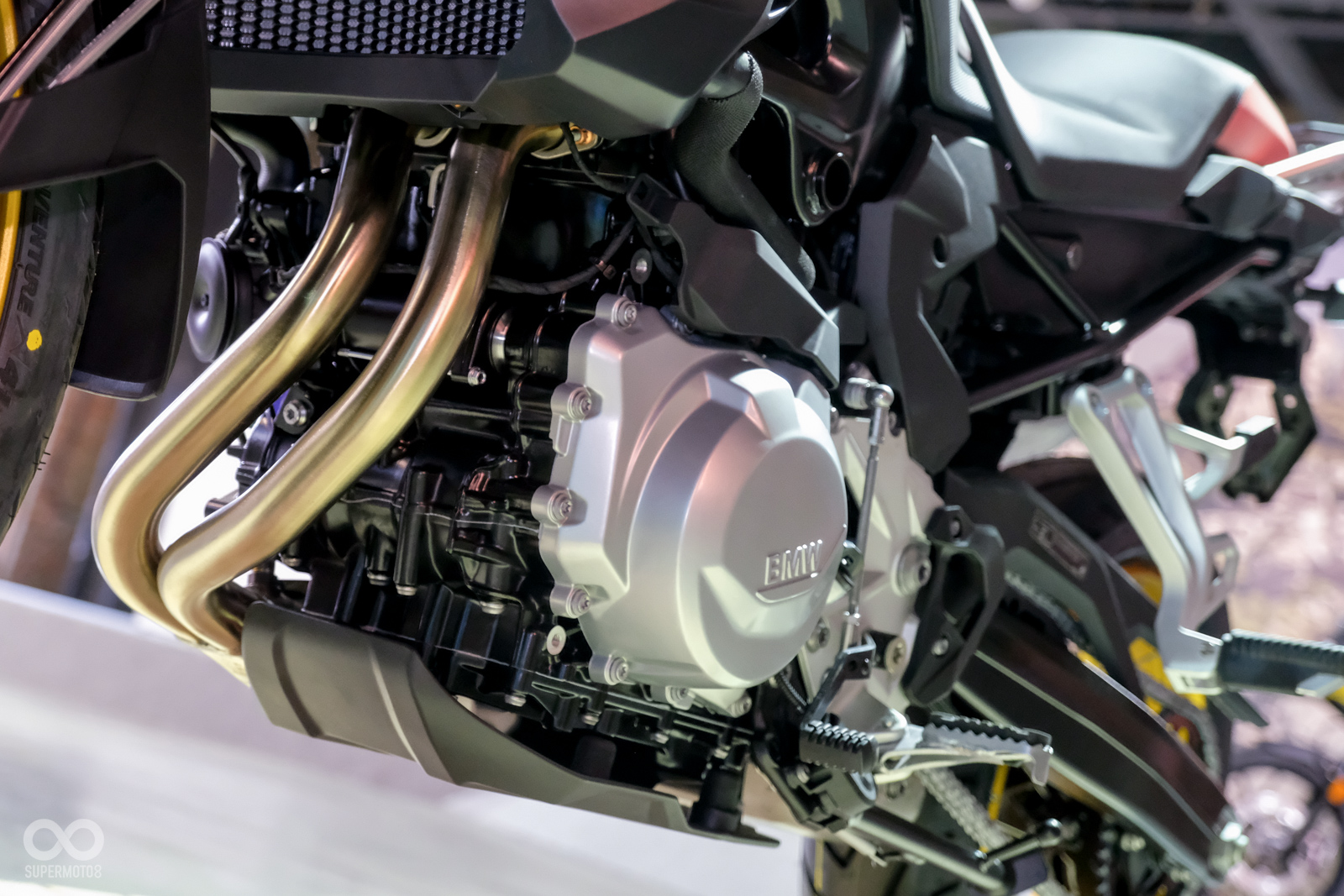 全新的853c.c 直列雙缸引擎能爆發出95匹的最大馬力以及92Nm的扭力