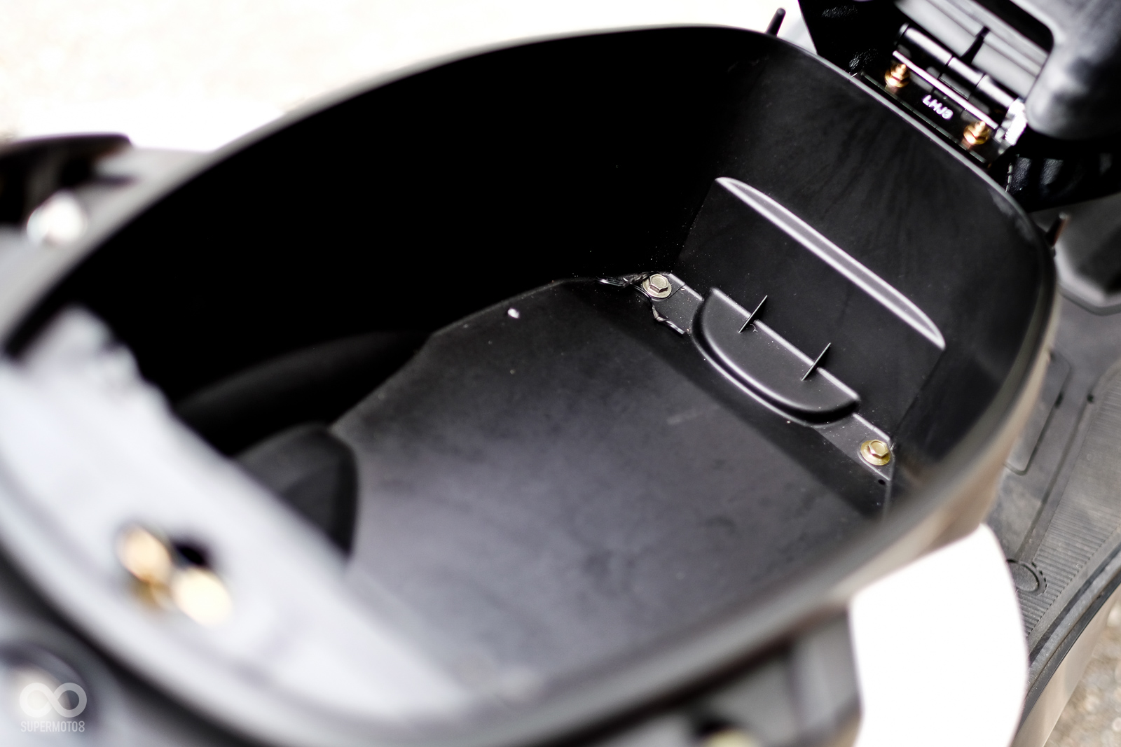 透過鉸鏈機構，轉動鑰匙坐墊將會自動開啟，底下有著28L置物箱