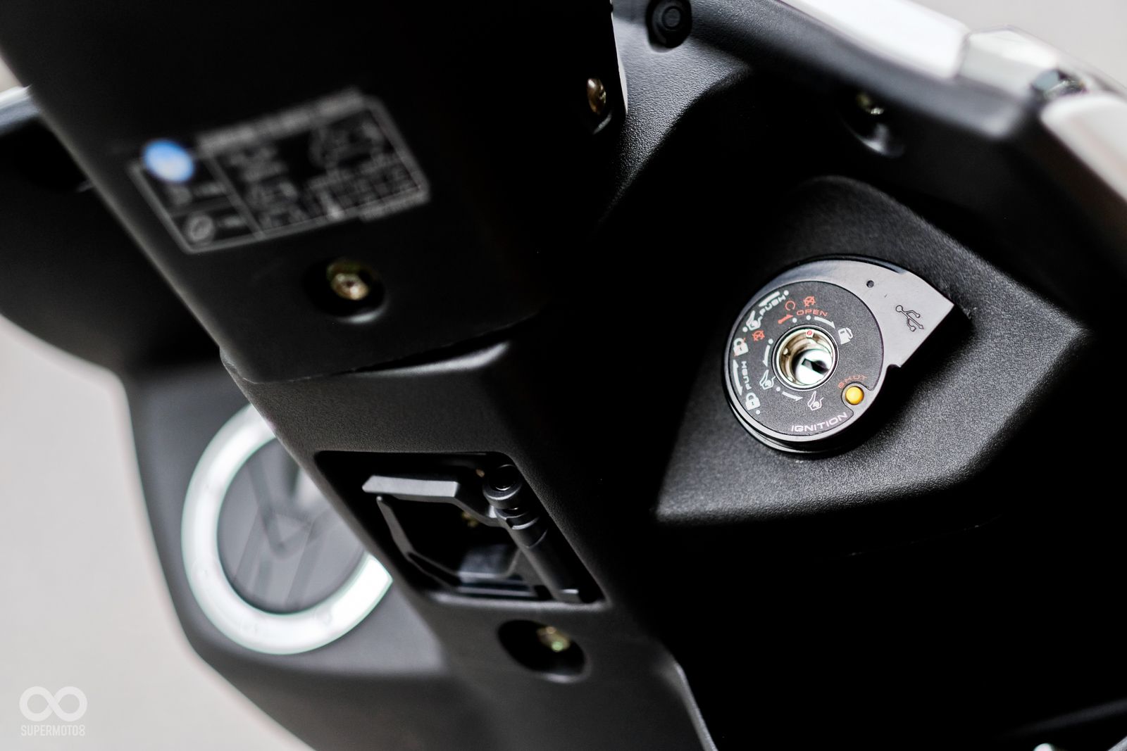 NOODOE智慧儀表有著多樣便利功能，USB插槽位於鑰匙孔旁