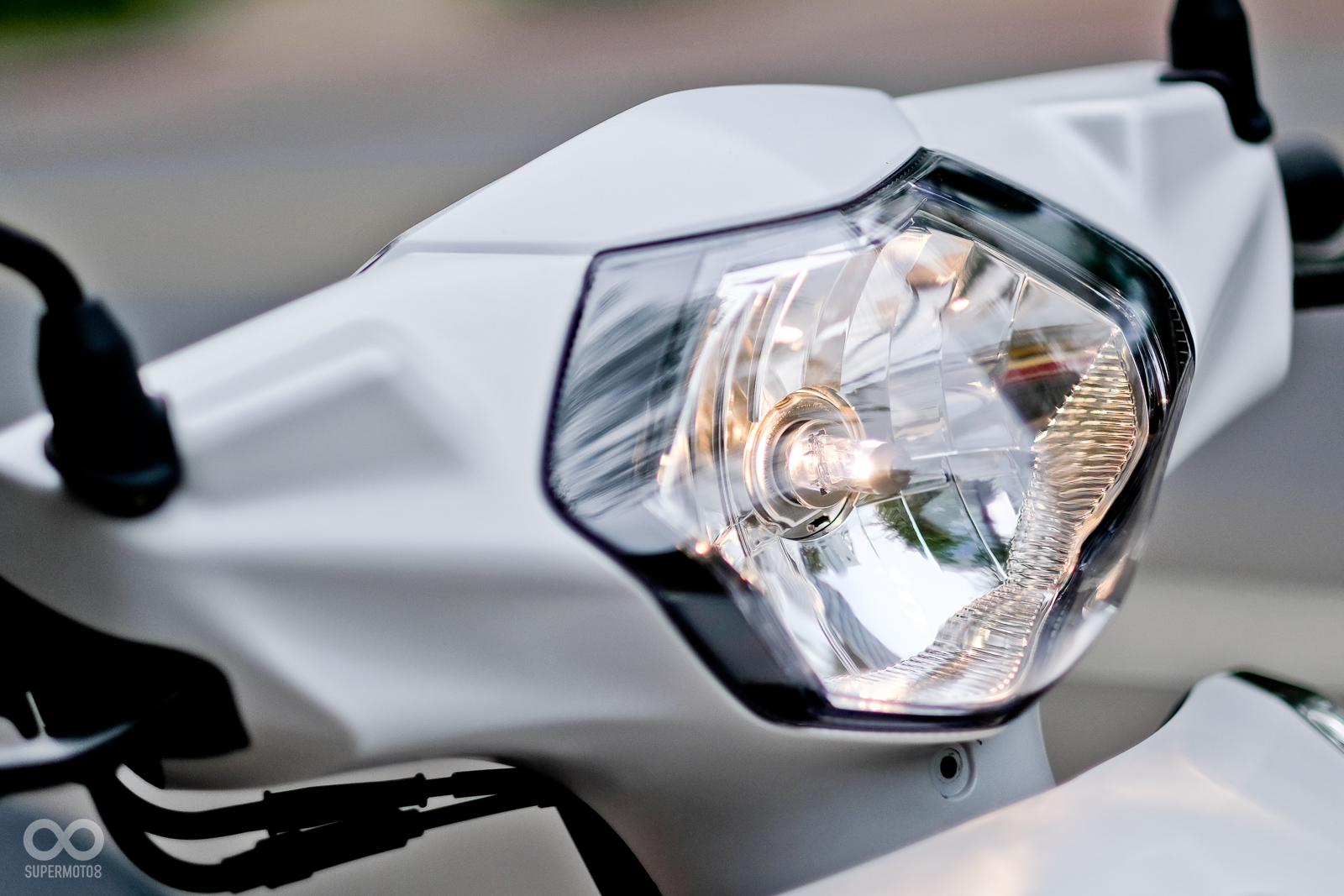 鑽石型大燈，並且與龍頭車殼線條相呼應