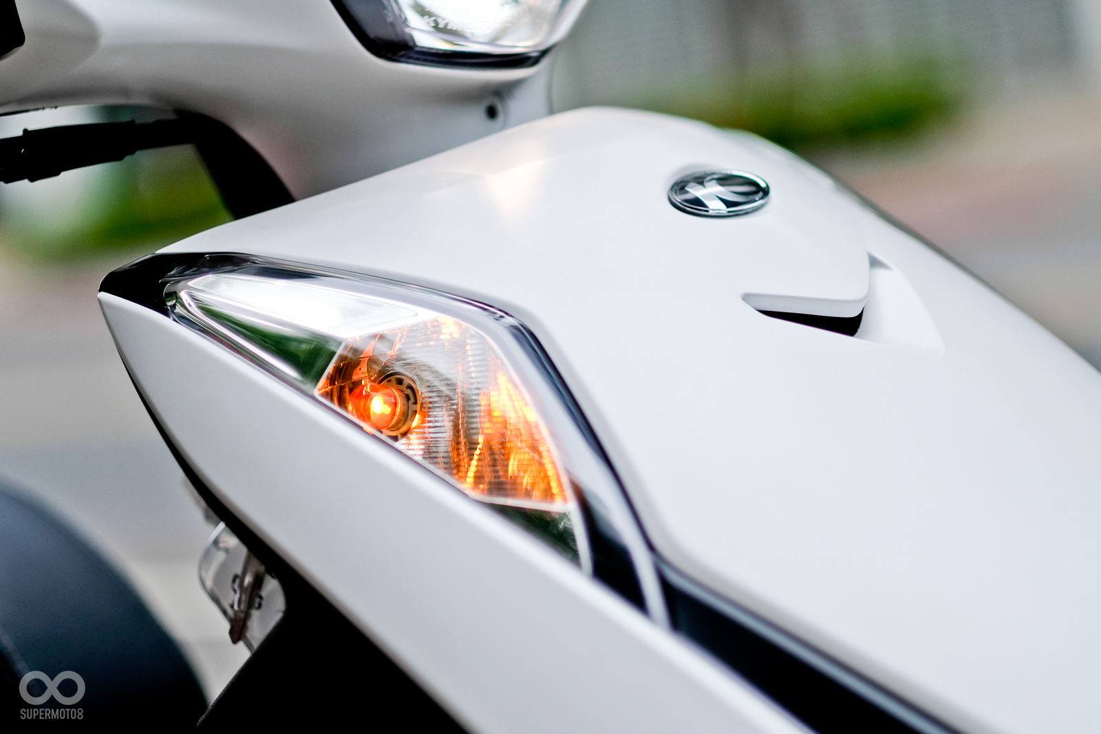 欸於前斜板上的日行燈與方向燈組