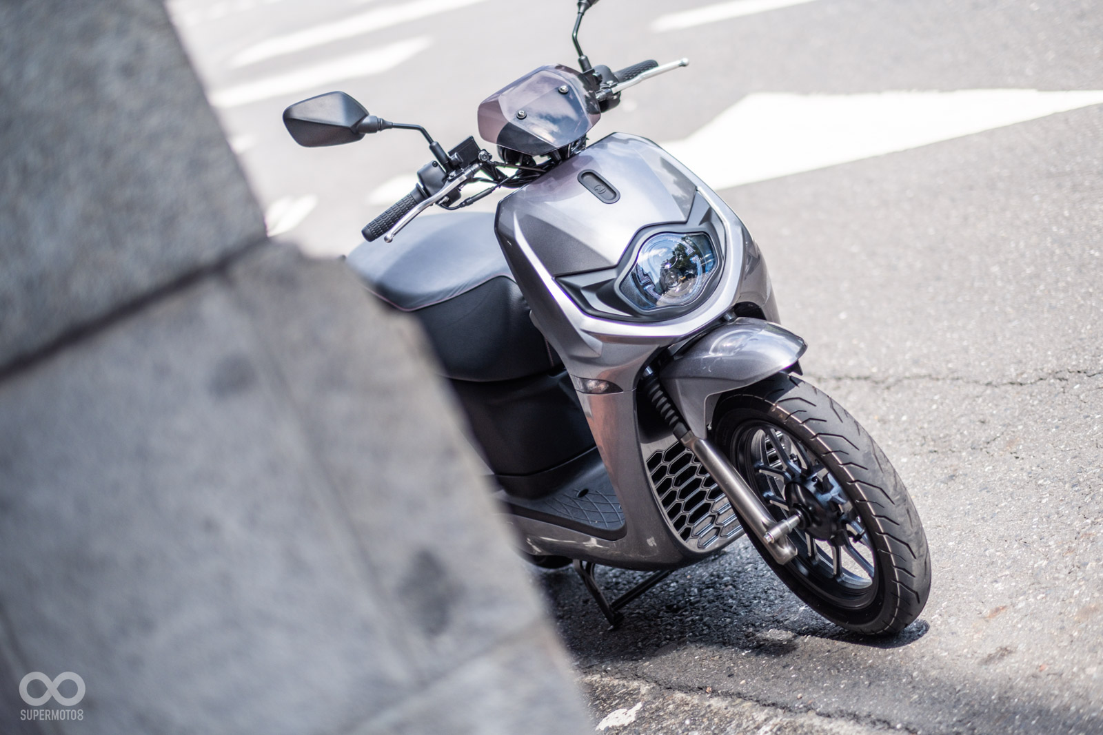 車頭燈辨識度極高