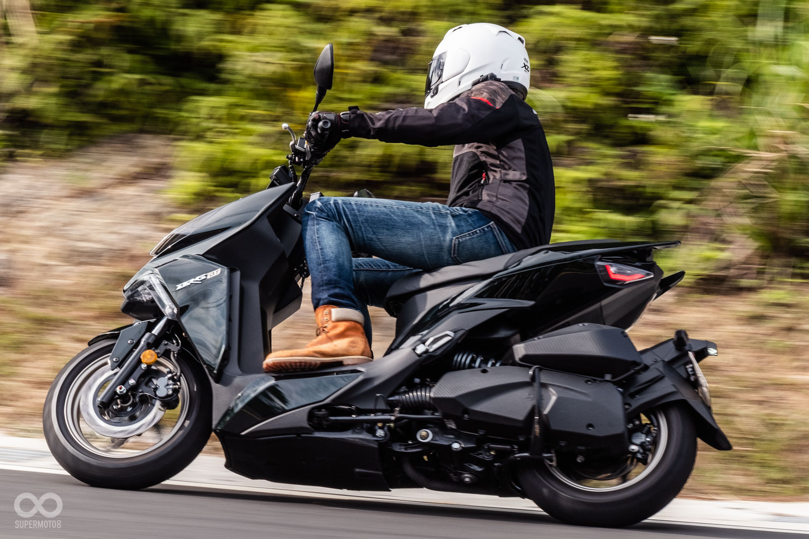 低重心、50:50的完美配重讓DRG 158在山道上有著極高的玩樂性