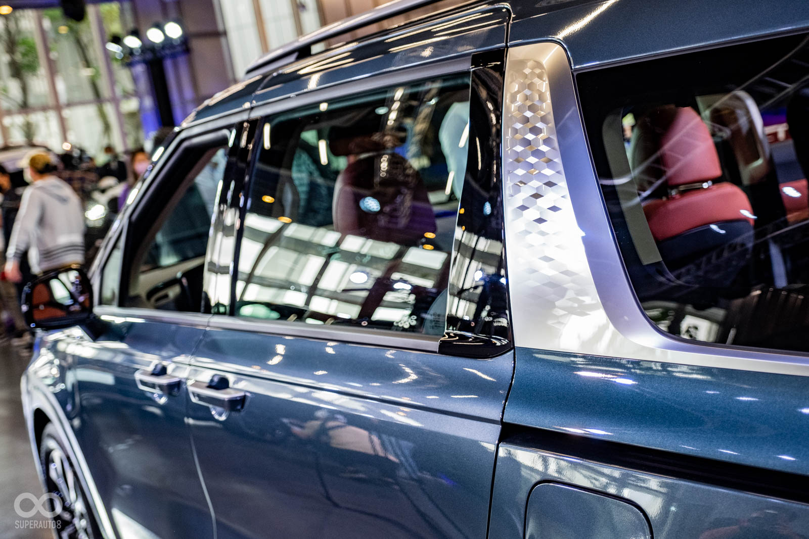 除了運動化的車身線條之外,C柱則以高質感的銀色菱格紋裝飾點綴