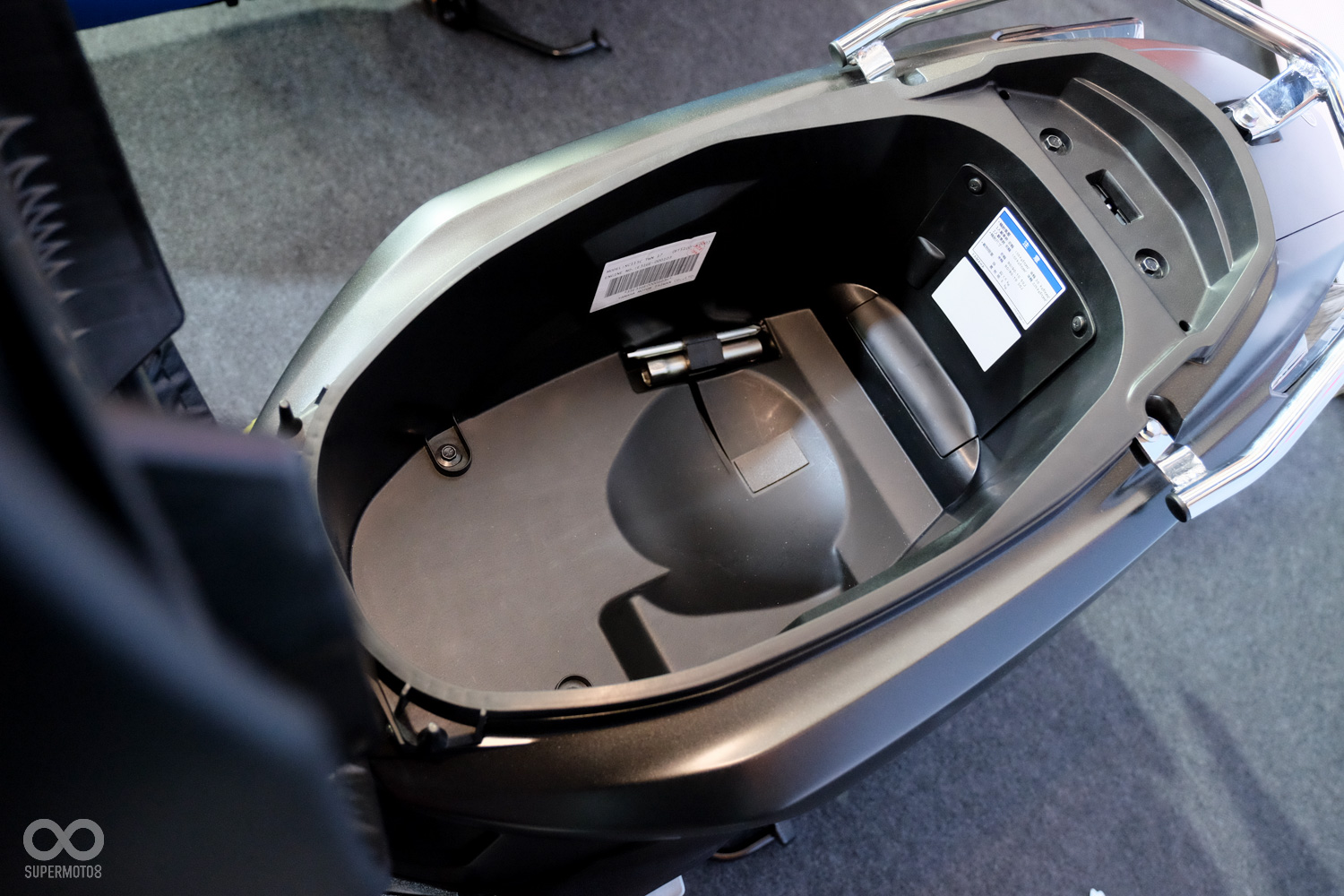 車廂空間能納入一頂3/4安全帽外加雨衣以及手套等隨身小物