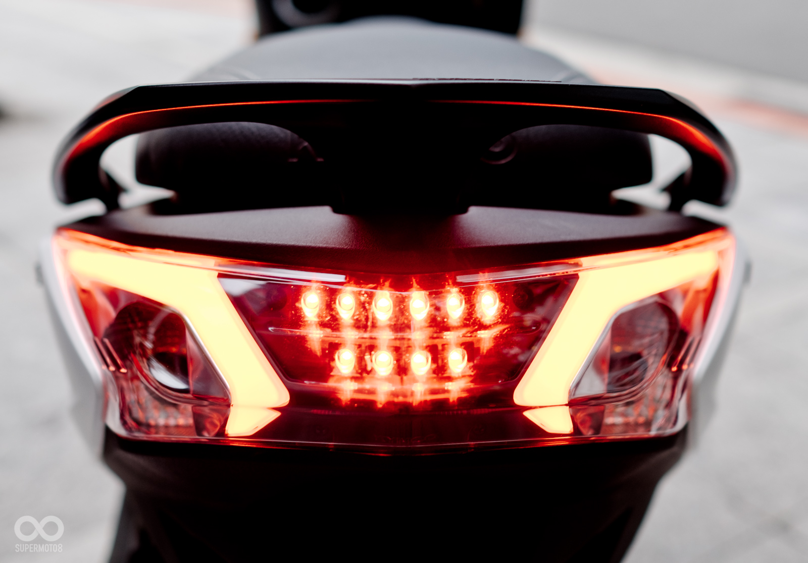 尾燈以導光條混合LED煞車燈的設計，方向燈則為傳統燈泡