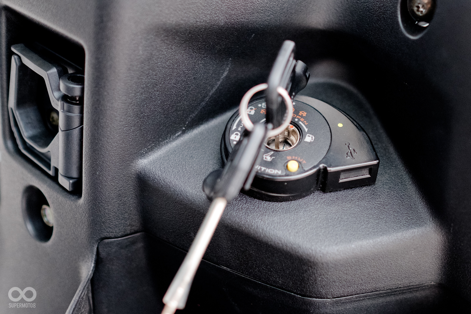 USB插孔設置於鑰匙孔旁，可將手機等物品放置於前置物箱充電