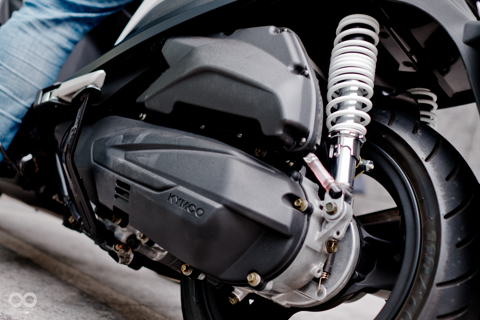 前220mm浪花碟與33芯避震器搭配三段可調後避震，即使非運動車款也擁有運動靈魂