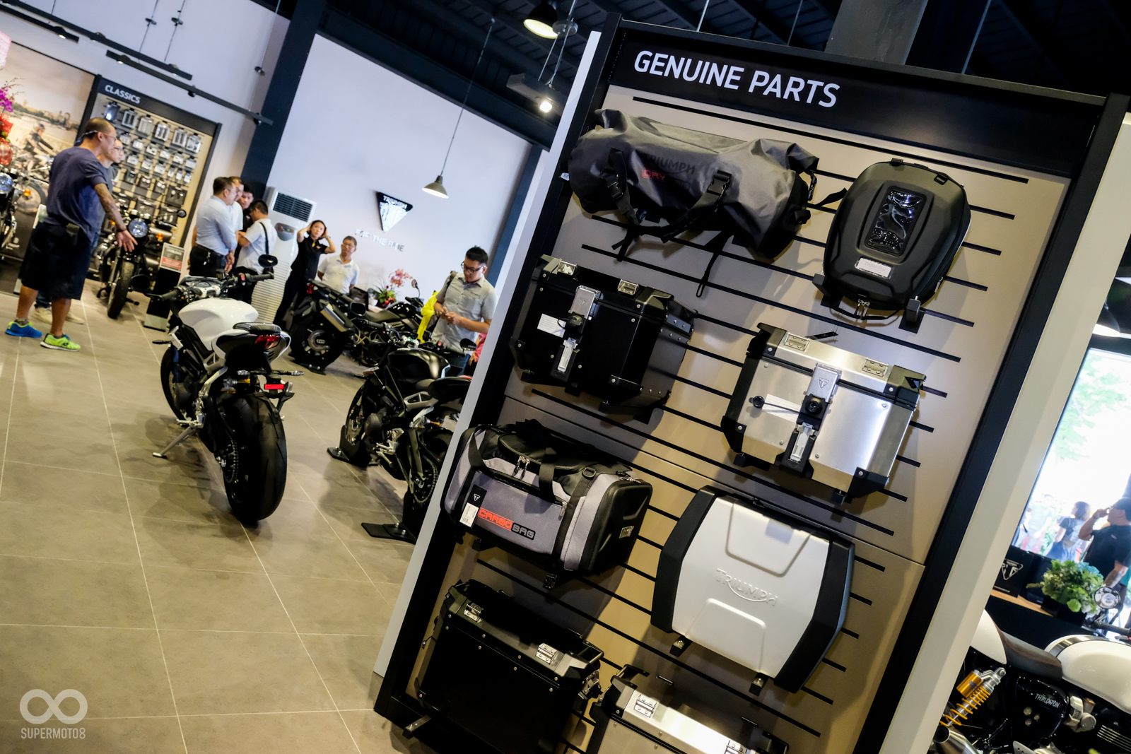 除了車輛展示外,多樣化的商品一應俱全