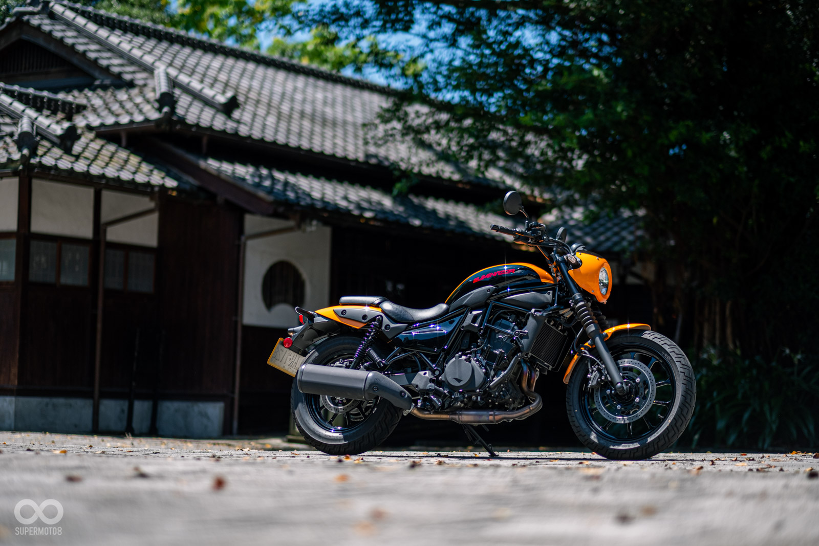 前18後16的輪胎組，呈現出前高後低的視覺感受，座高則為735mm